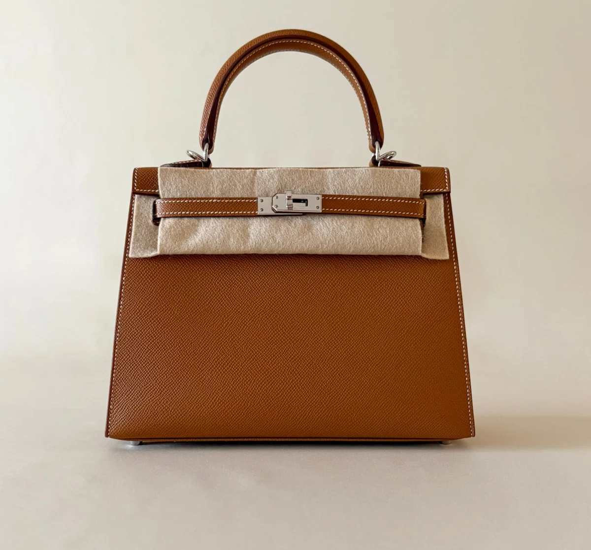Hermès Kelly 25 Epsom Gold front view