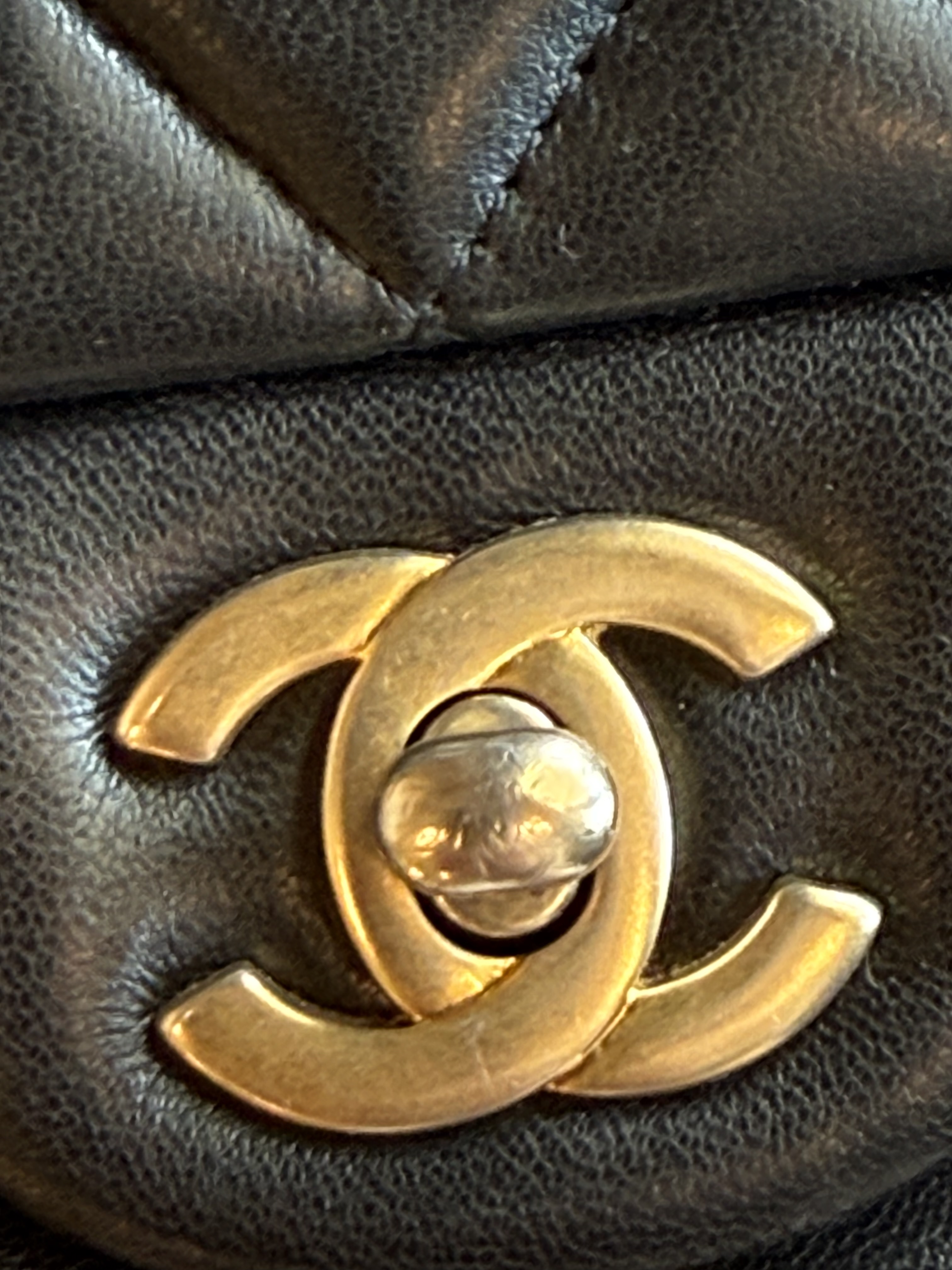 Chanel CC loch  turnlock front view close-up showing interlocking CC alignment and metal finish