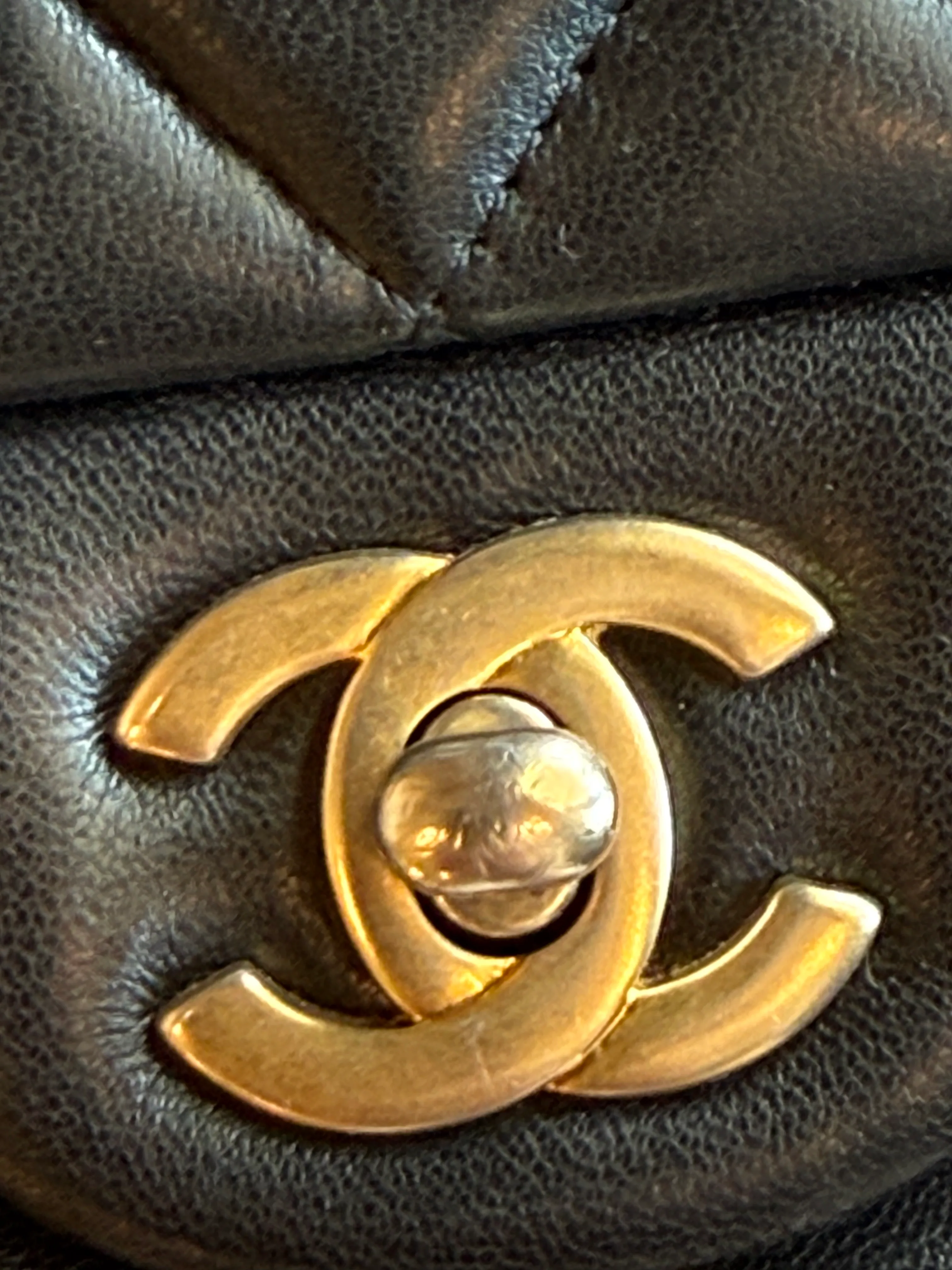 Chanel CC loch  turnlock front view close-up showing interlocking CC alignment and metal finish