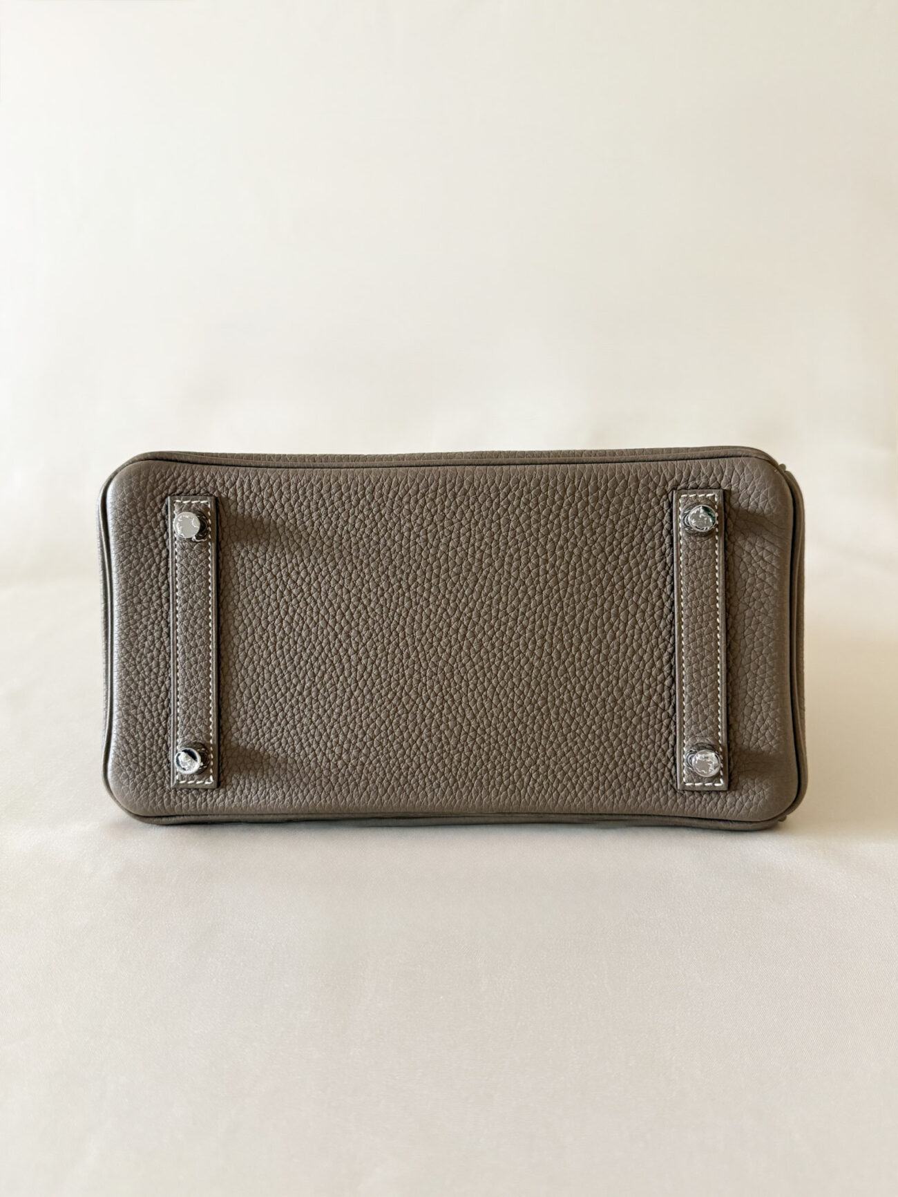 Hermès Birkin 25 Togo Etoupe palladium hardware – base view