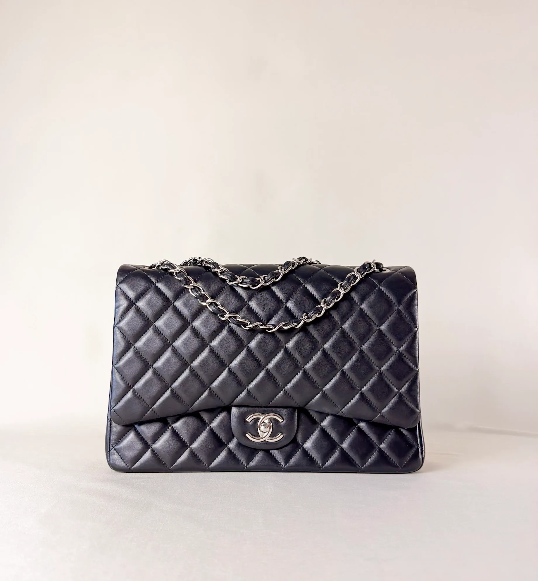 Chanel Classic Flap Maxi Jumbo nera in pelle di agnello