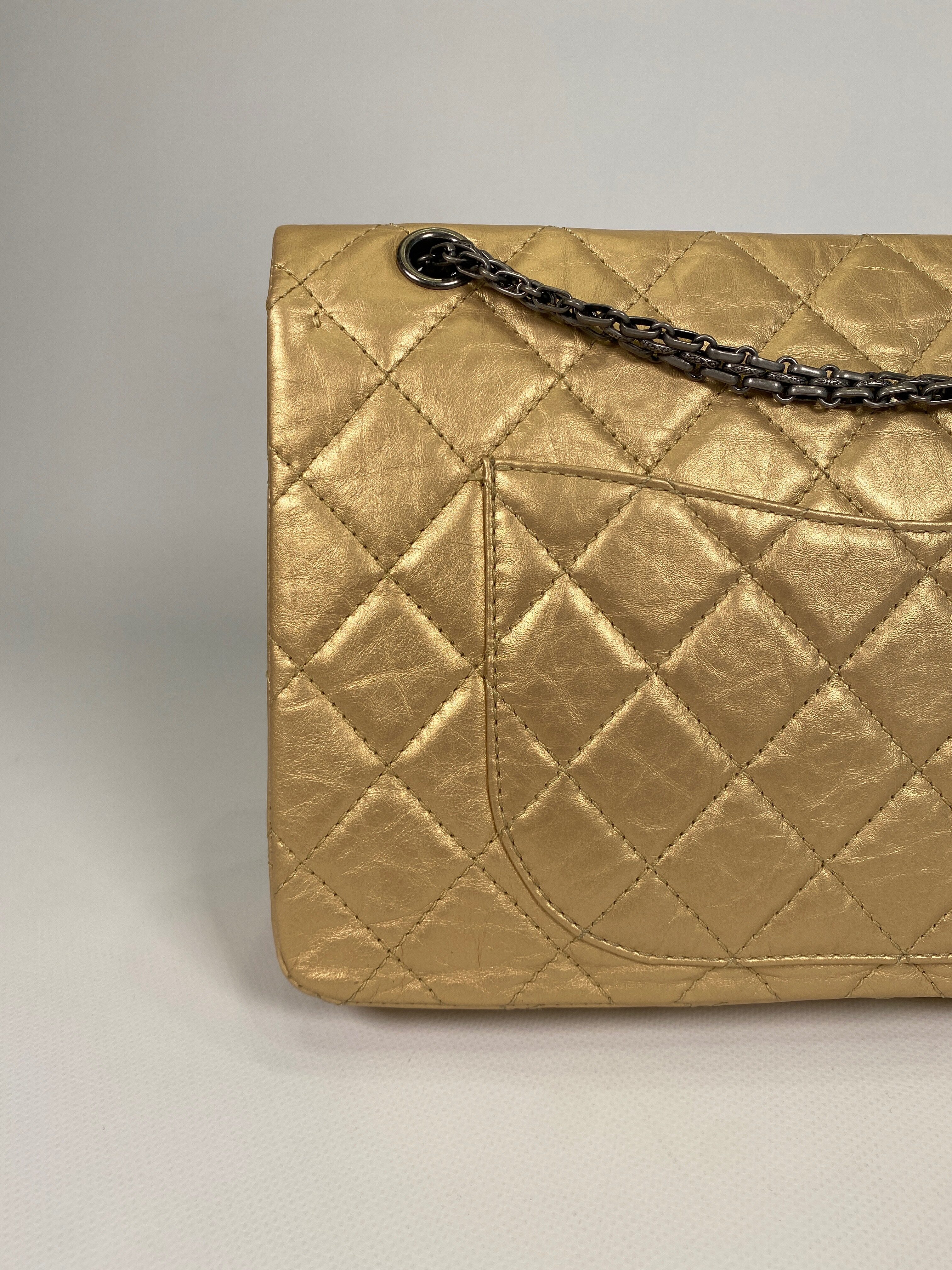 chanel quilting perfectly aligned between pocket and body