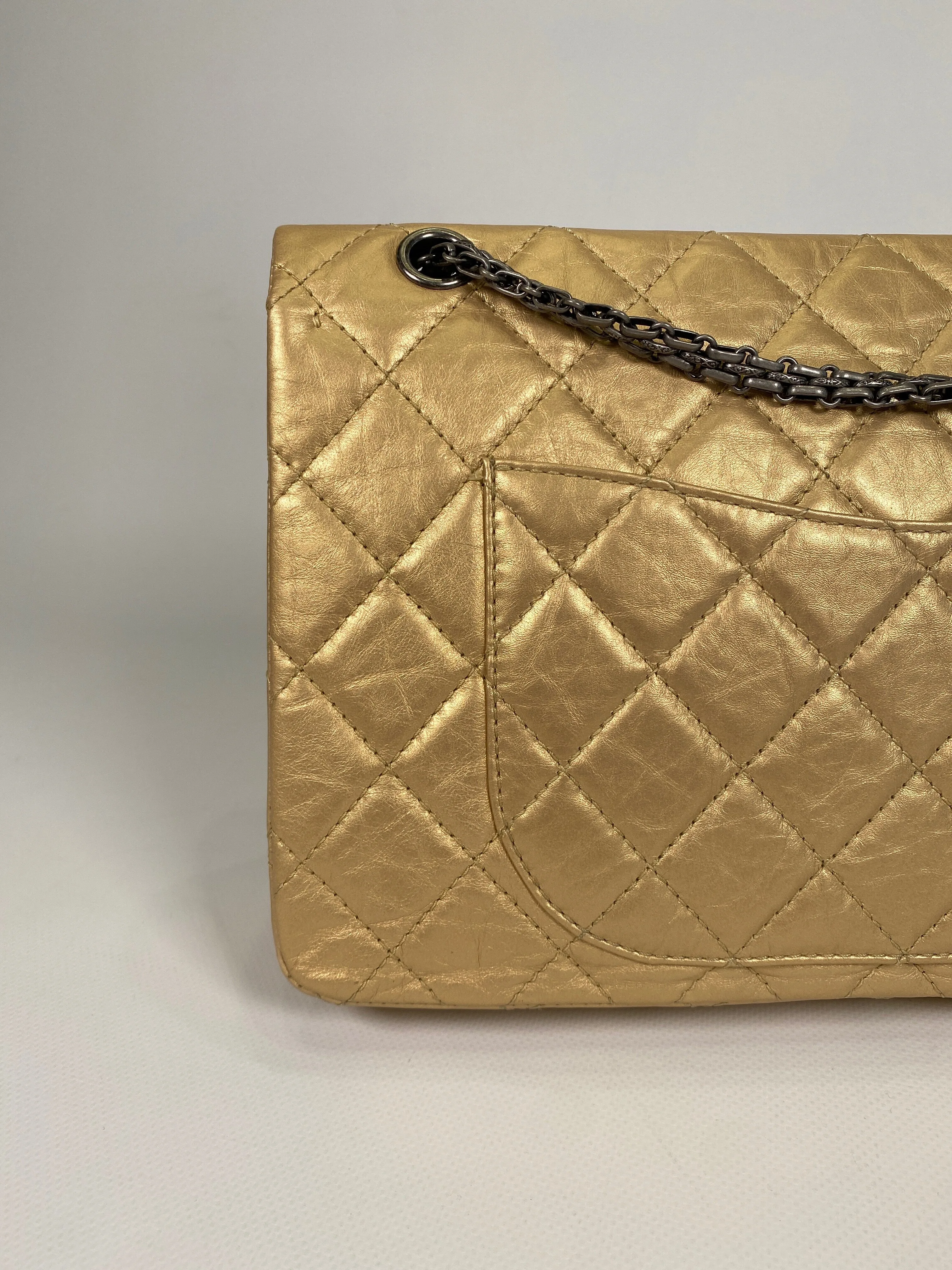chanel quilting perfectly aligned between pocket and body