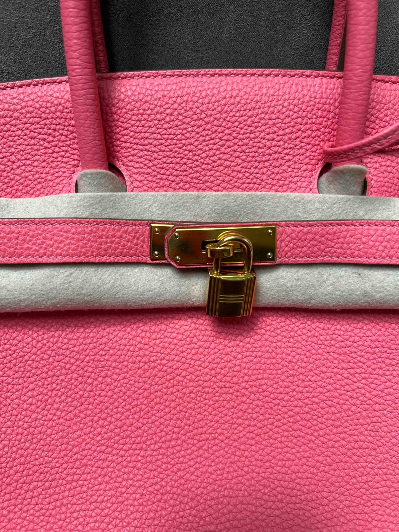 Hermès Birkin 35 Rose Azalée close-up of front gold-tone turn-lock closure and leather straps.
