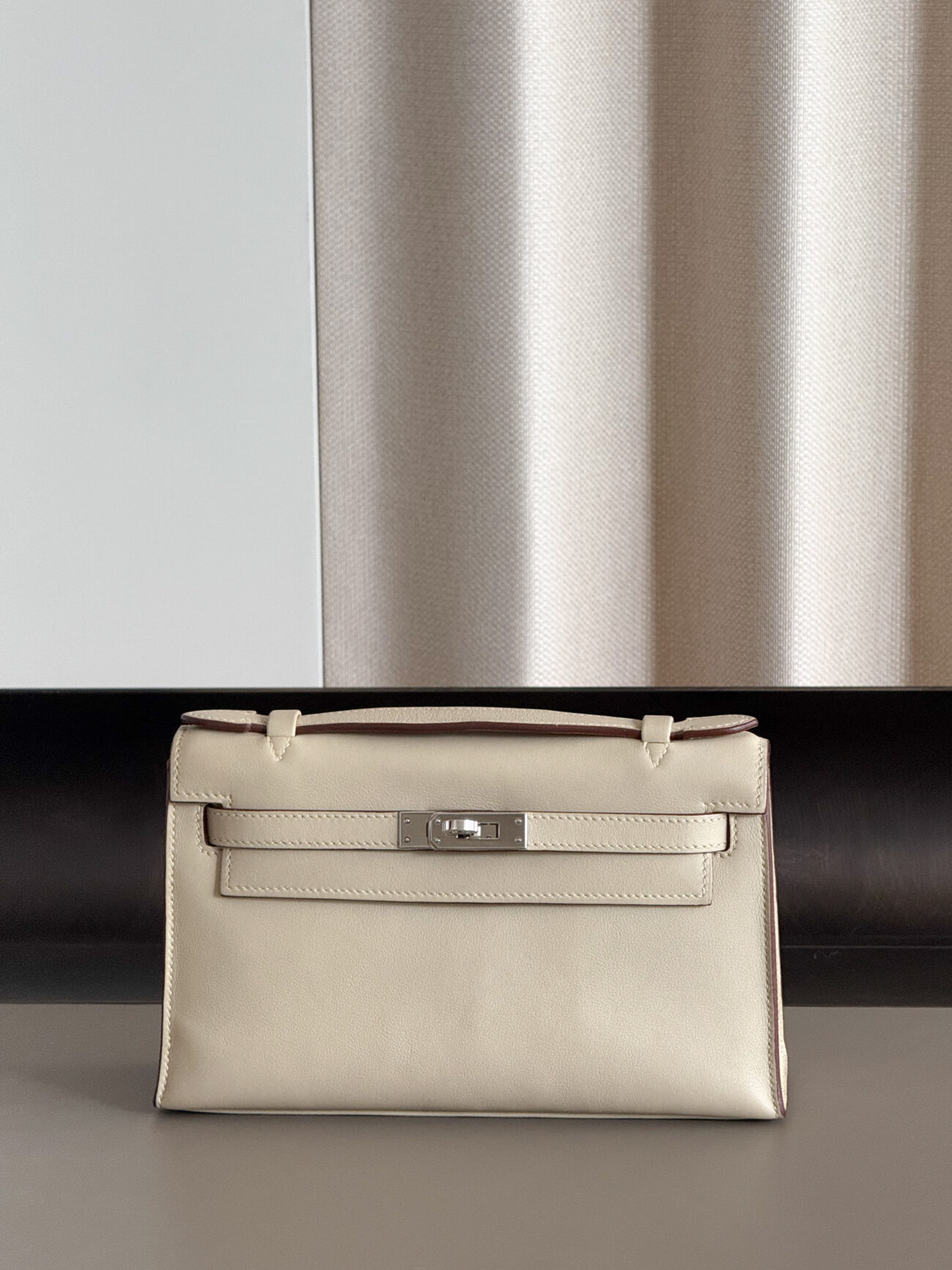 Kelly pouchette parchemin swift with palladium hardware front view