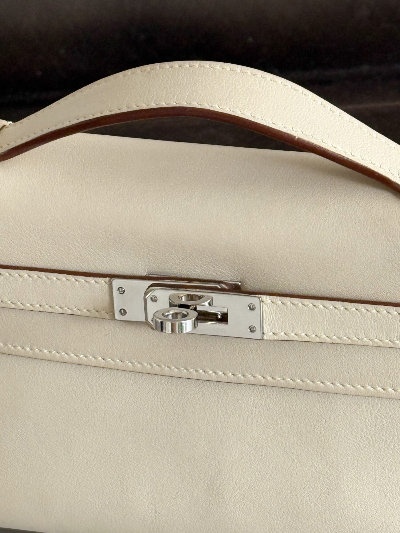 Kelly pouchette parchemin swift handle and palladium hardware detail