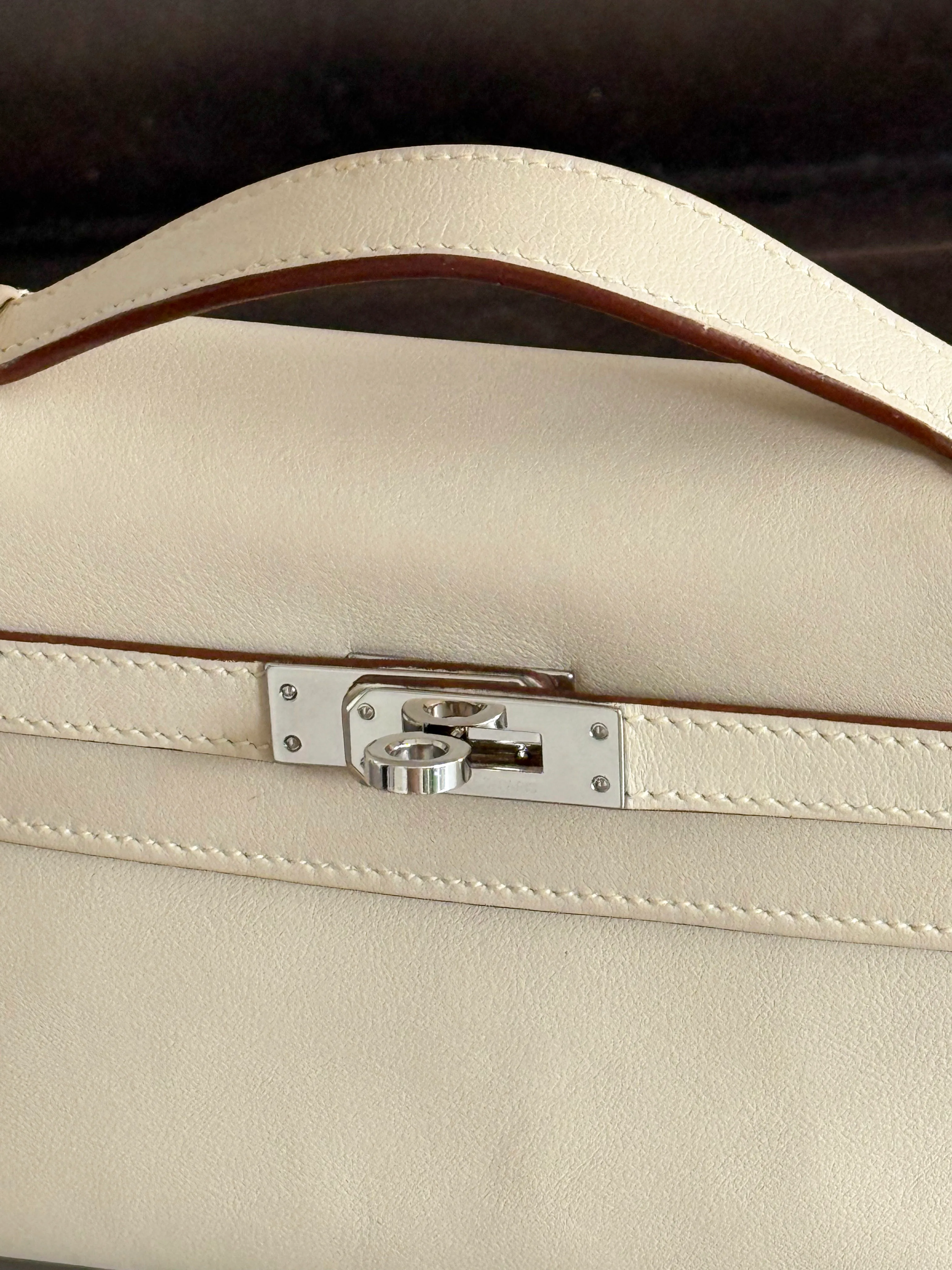 Kelly pochette parchemin swift handle and palladium hardware detail