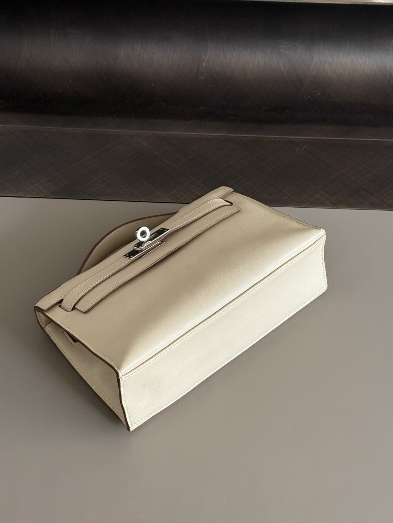 Kelly pouchette parchemin swift with palladium hardware bottom view