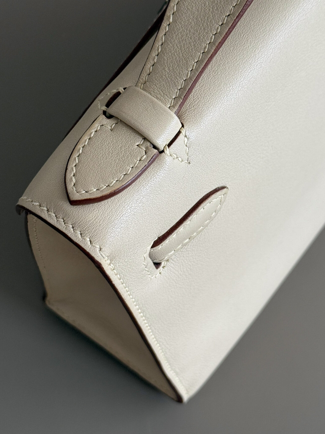 Kelly pouchette parchemin swift with palladium hardware partial top view