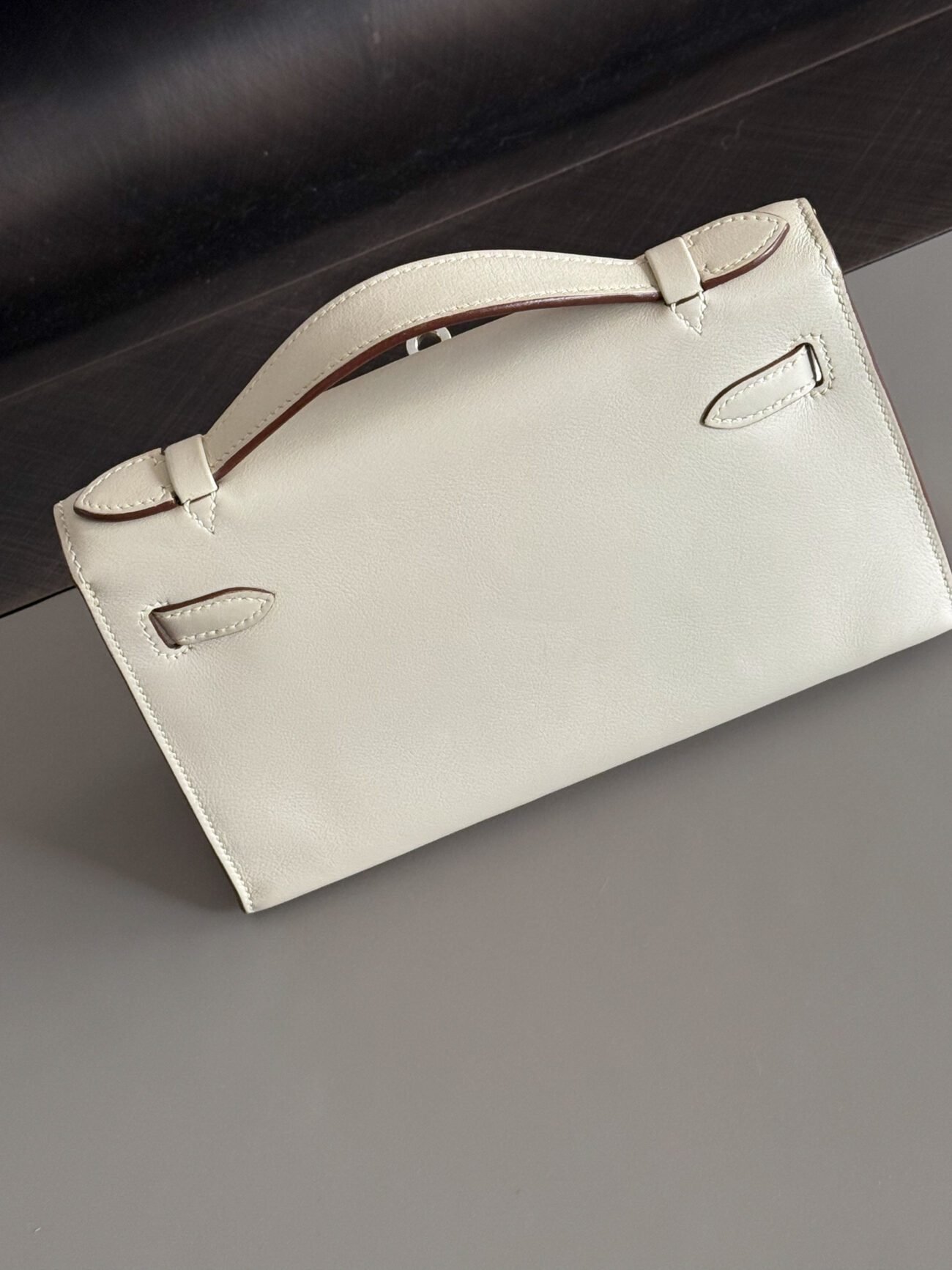Kelly pouchette parchemin swift with palladium hardware back profile detail