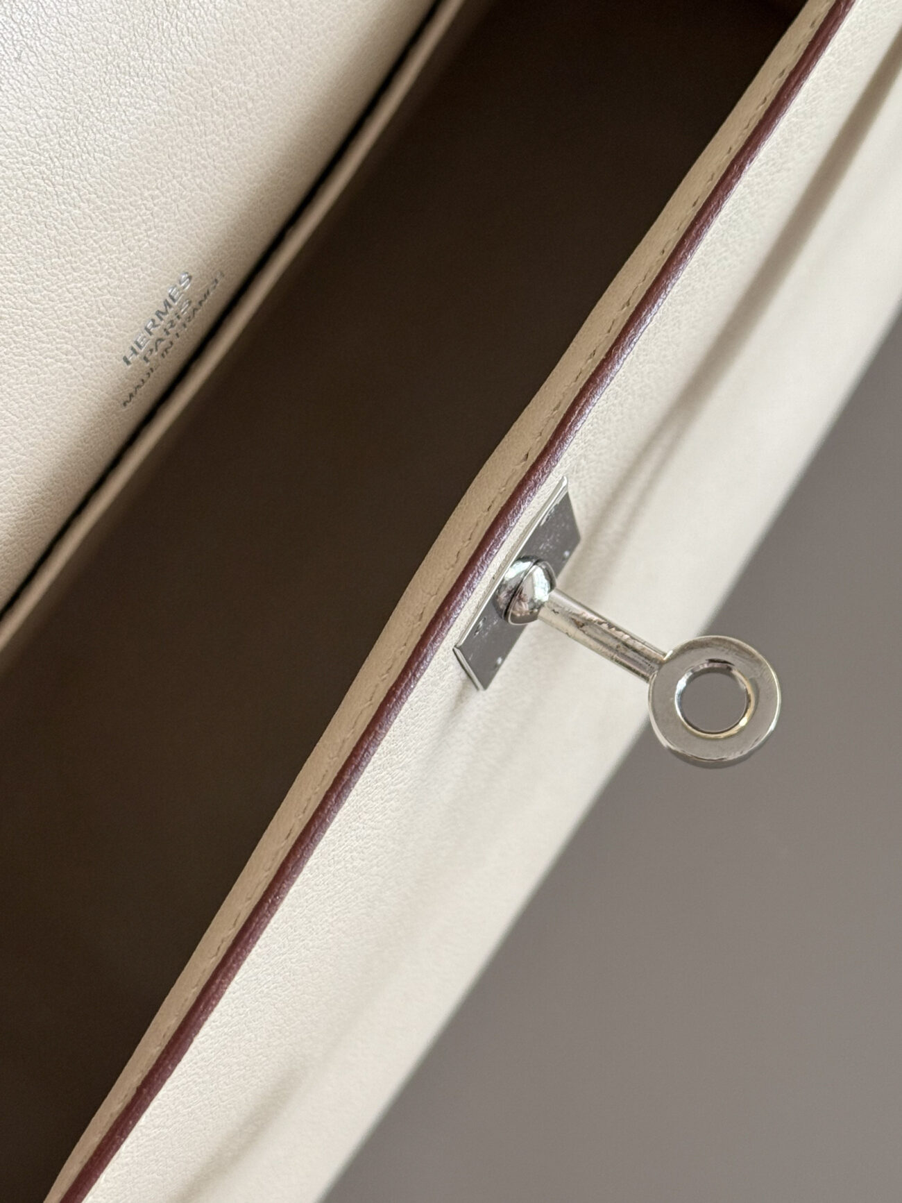 Kelly pouchette parchemin swift internal view with palladium tourette detail