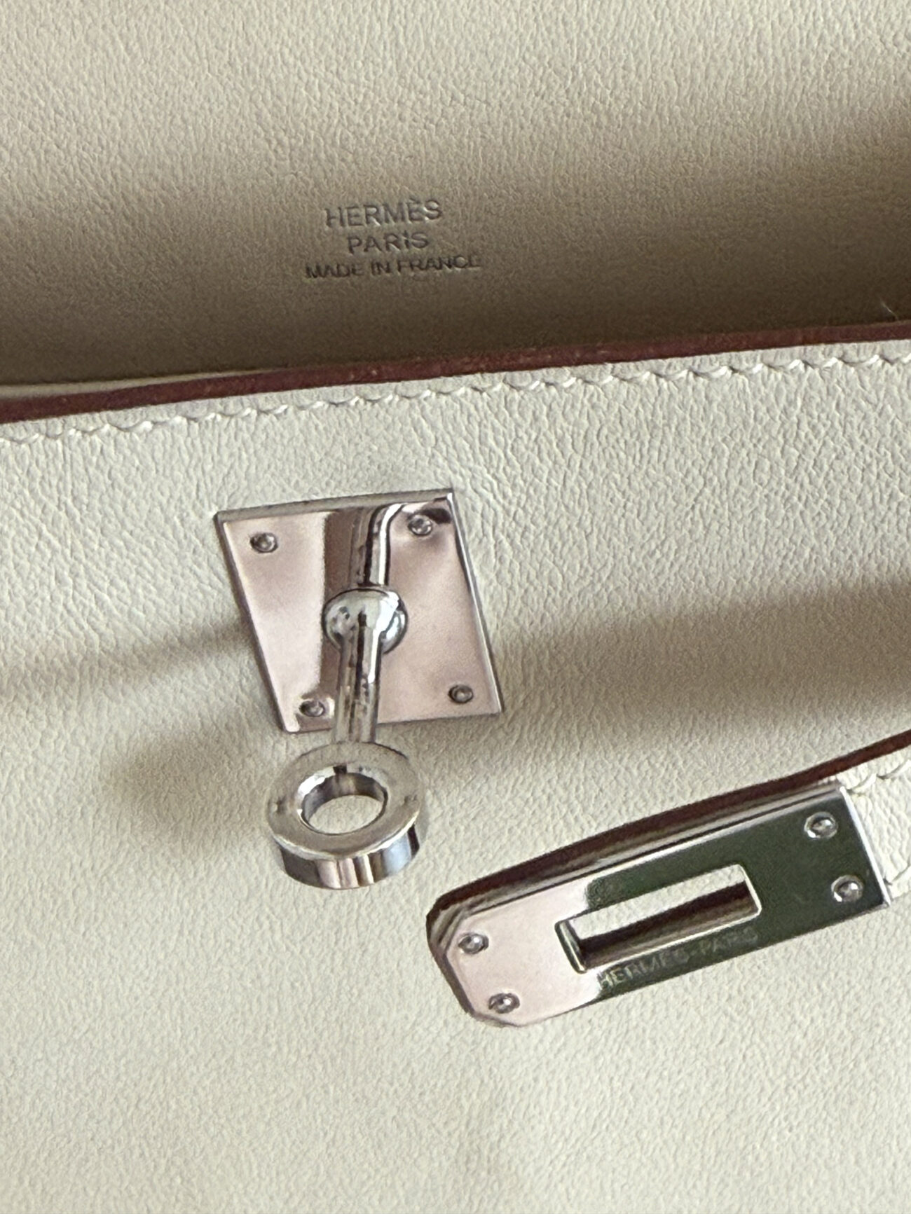 Kelly pouchette parchemin swift leather and palladium hardware detail