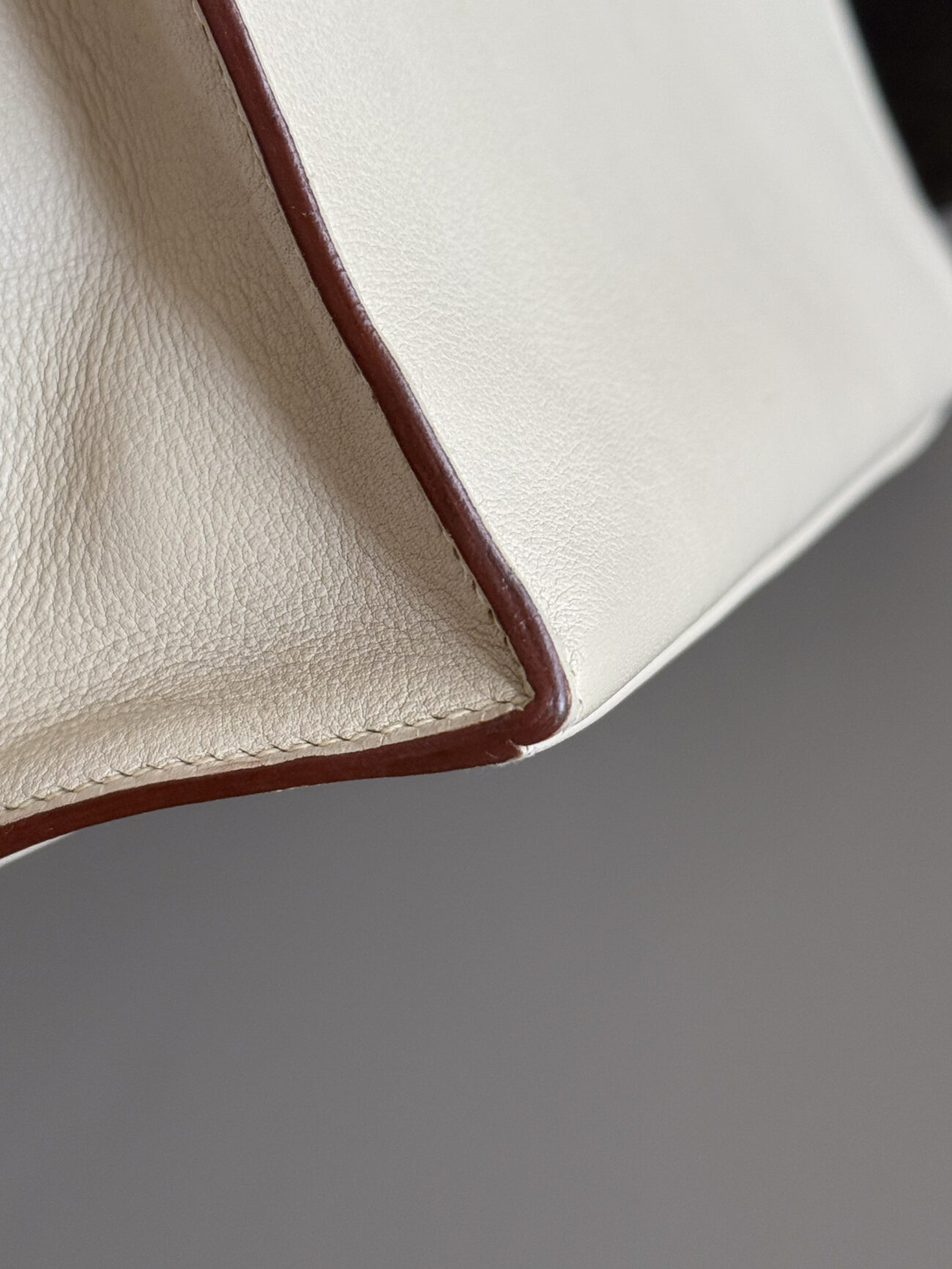 Kelly pouchette parchemin swift with palladium hardware corner detail with contrast edge paint