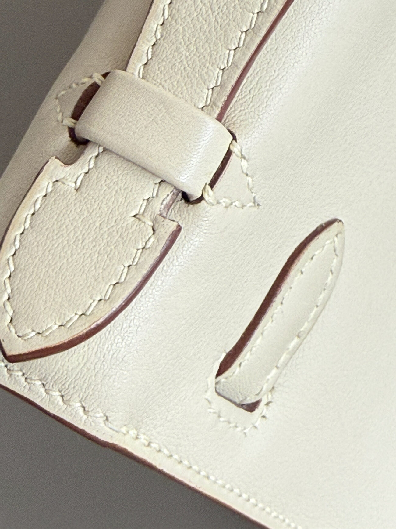 Kelly pouchette parchemin swift with palladium strap attachment and stitching detail