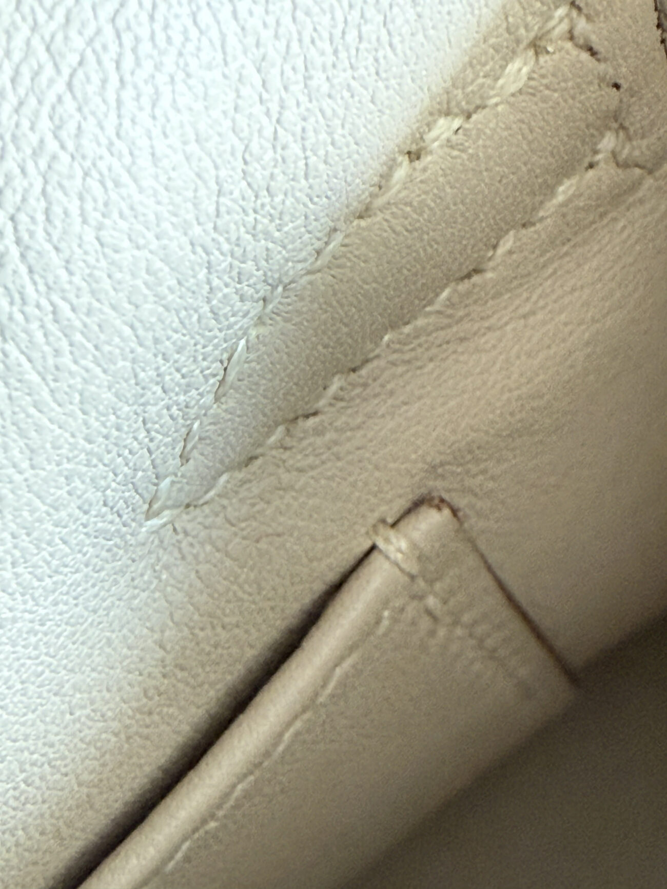 Kelly pouchette parchemin swift with palladium hardware fleather grain and stitching detail