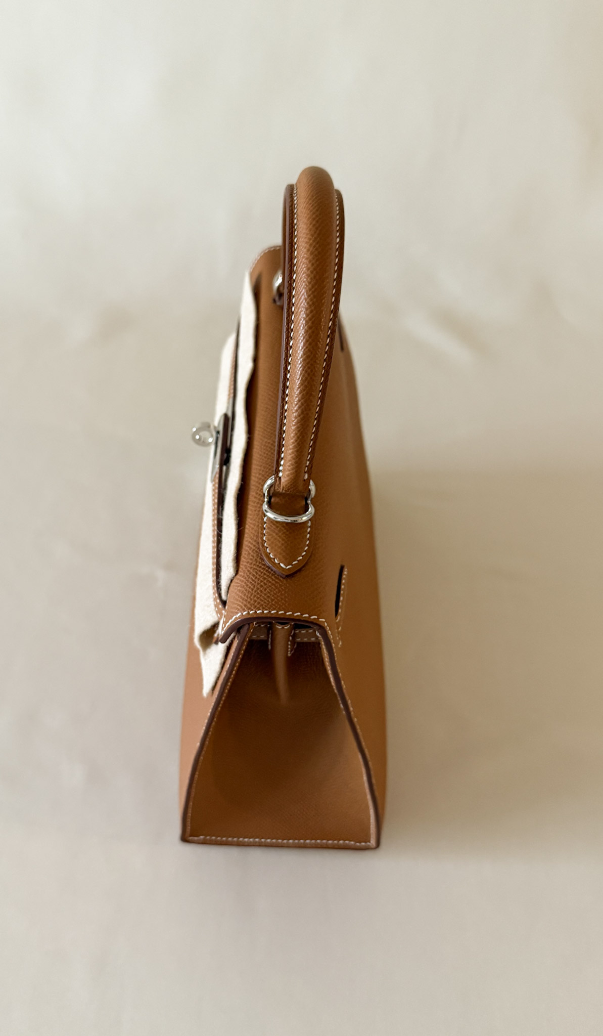 Hermès Kelly 25 Epsom Gold top handle detail