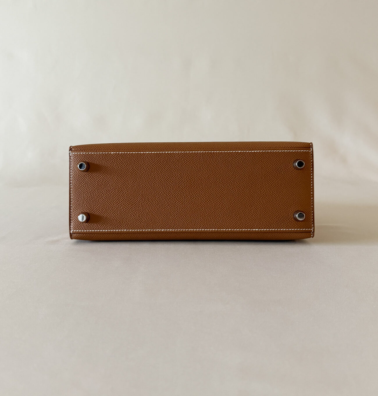 Hermès Kelly 25 Epsom Gold bottom view