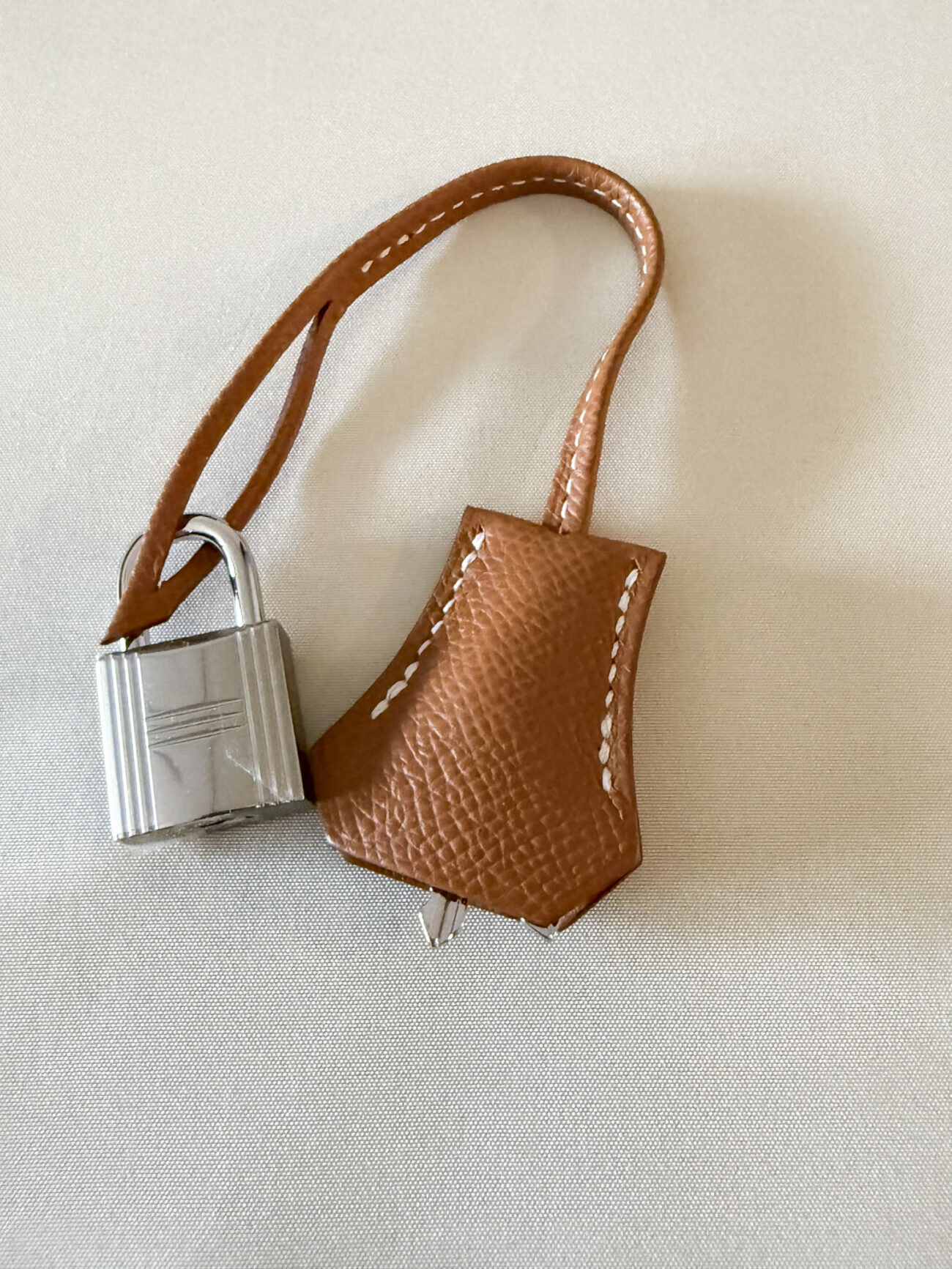Hermès Kelly 25 Epsom Gold lock and clochette detail