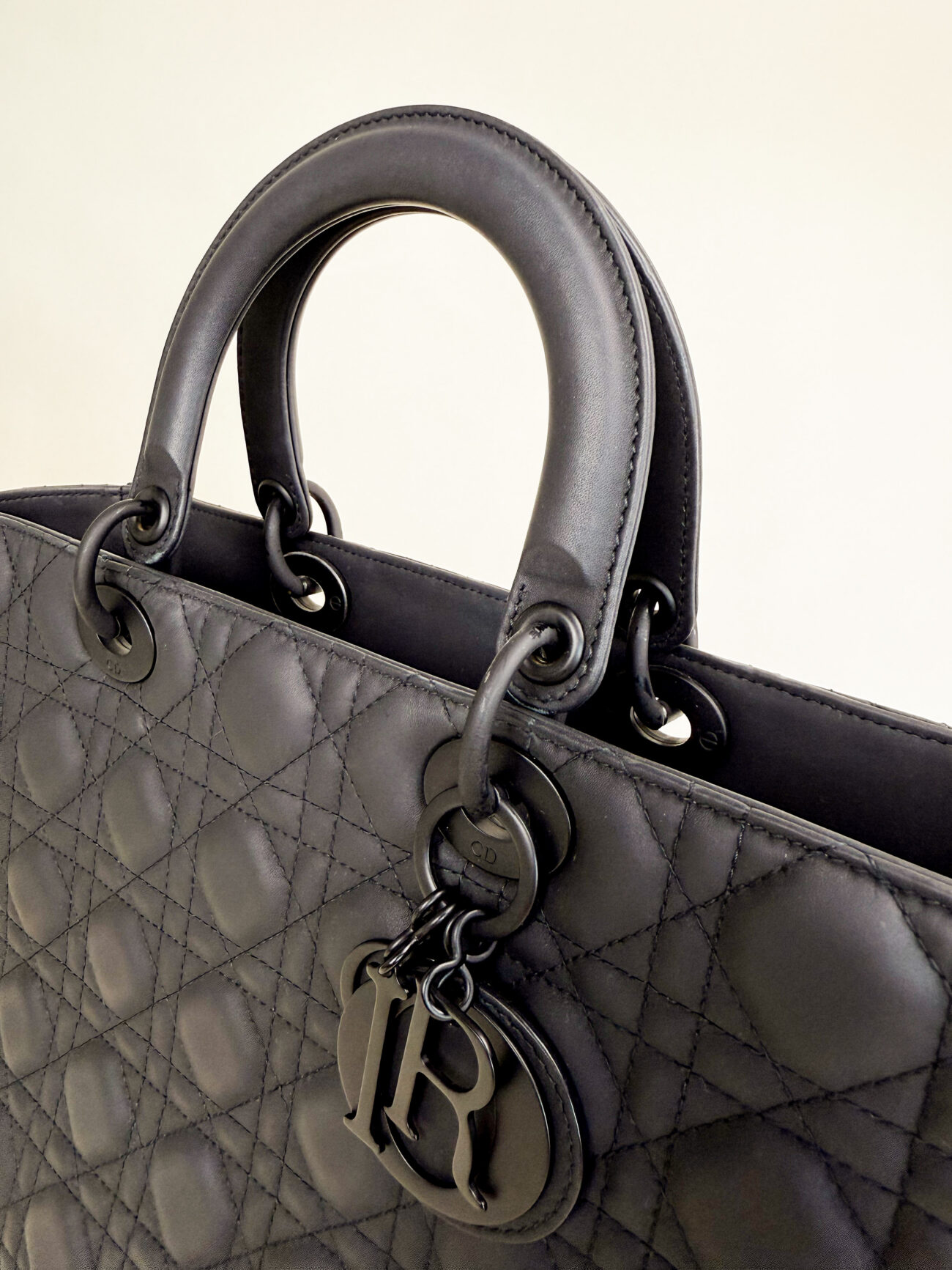 Lady Dior large ultra matte black bag handle silhouette view