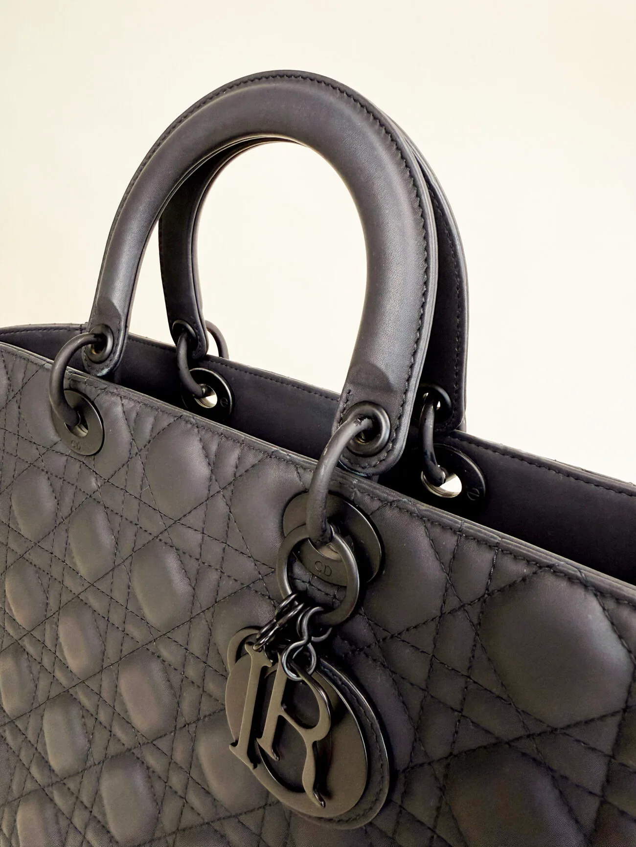 Lady Dior large ultra matte black bag handle silhouette view