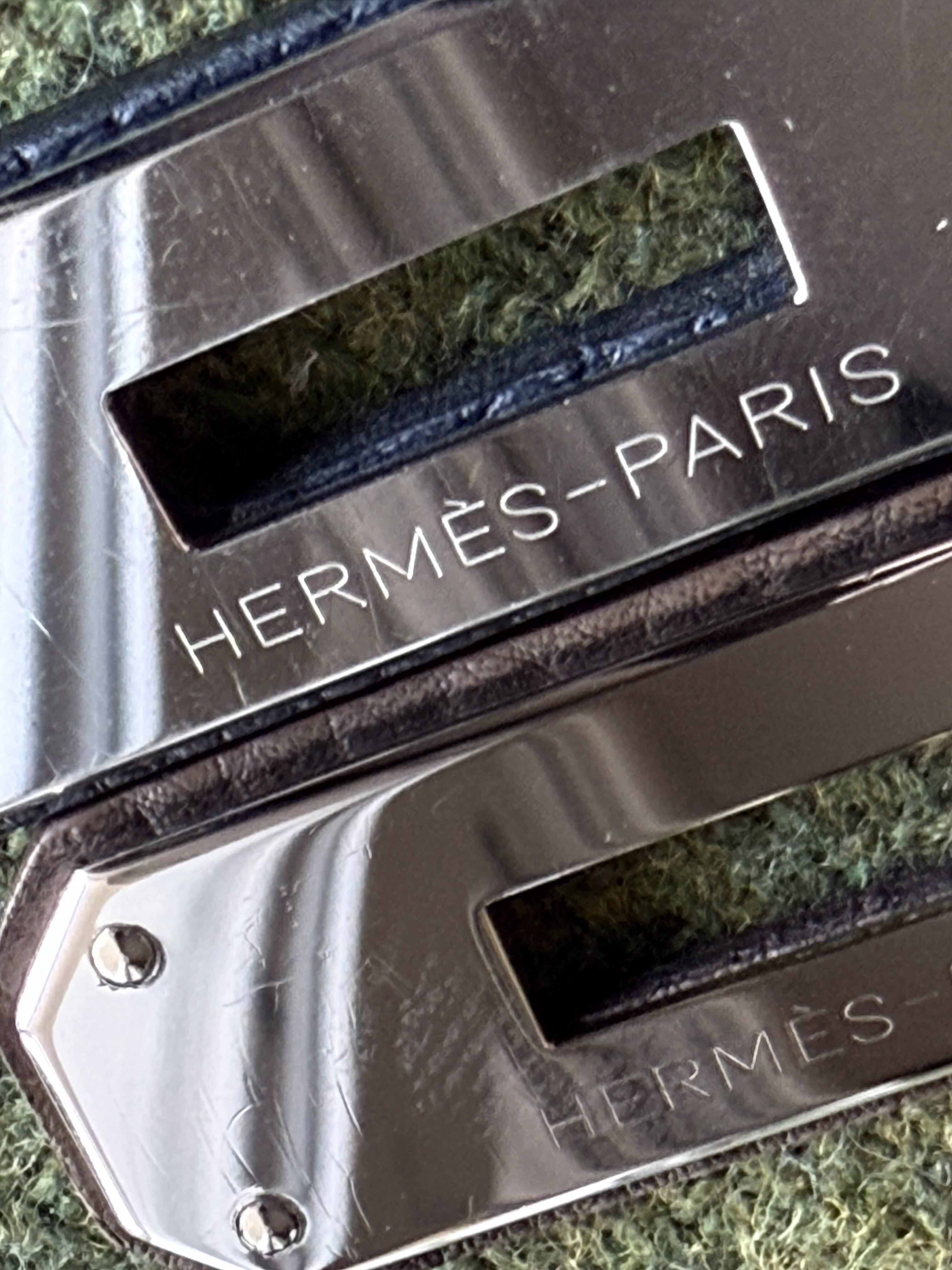 Hermès Birkin plate engraving fake overly sharp white engraving lacks depth and light variation