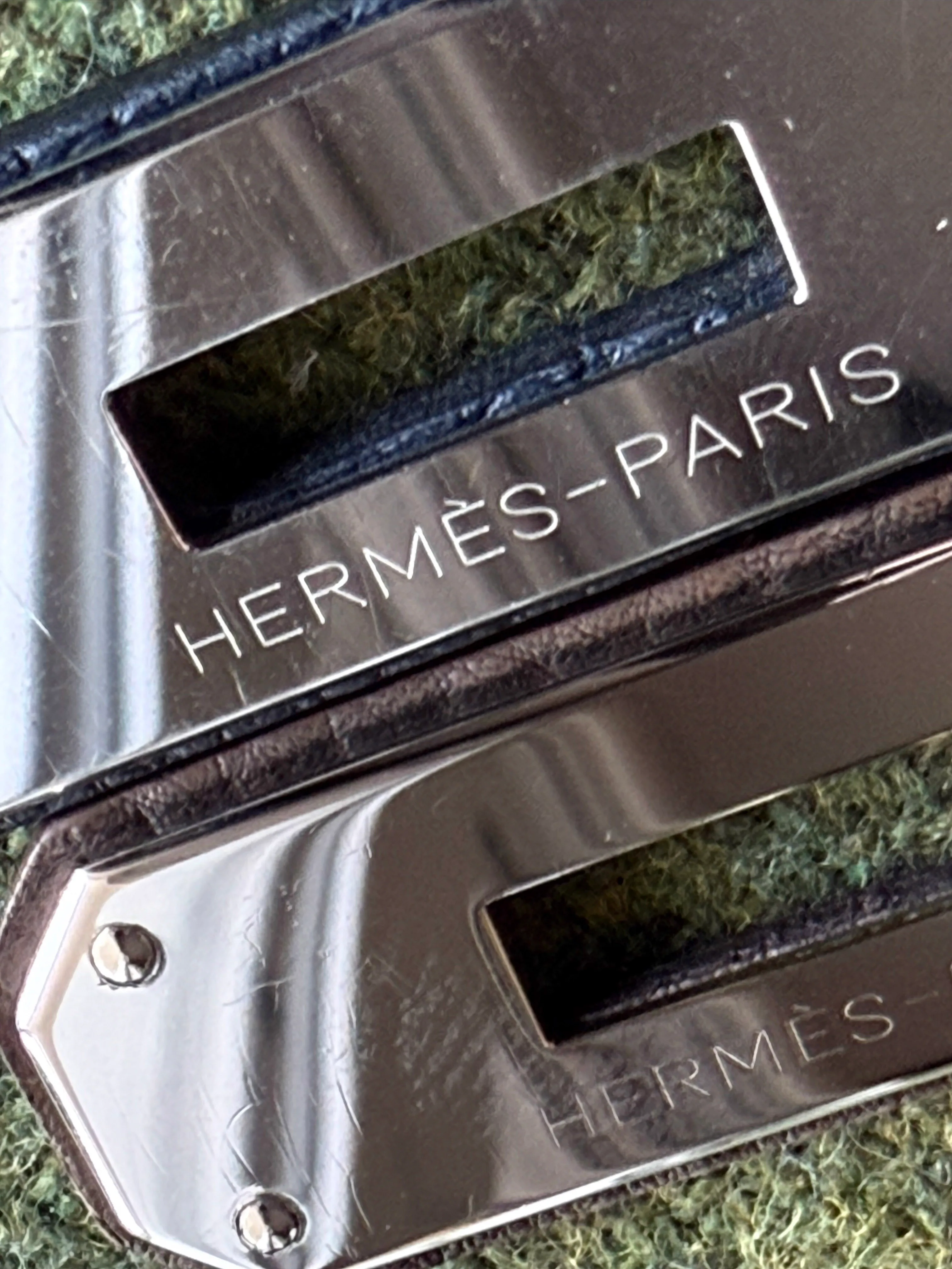 Hermès Birkin plate engraving fake overly sharp white engraving lacks depth and light variation