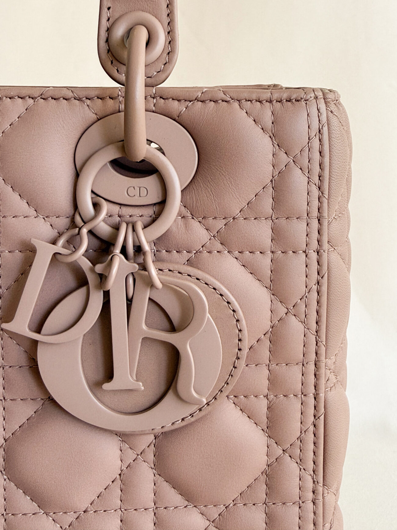 LAdy Dior ultra matte cipria charmes detail