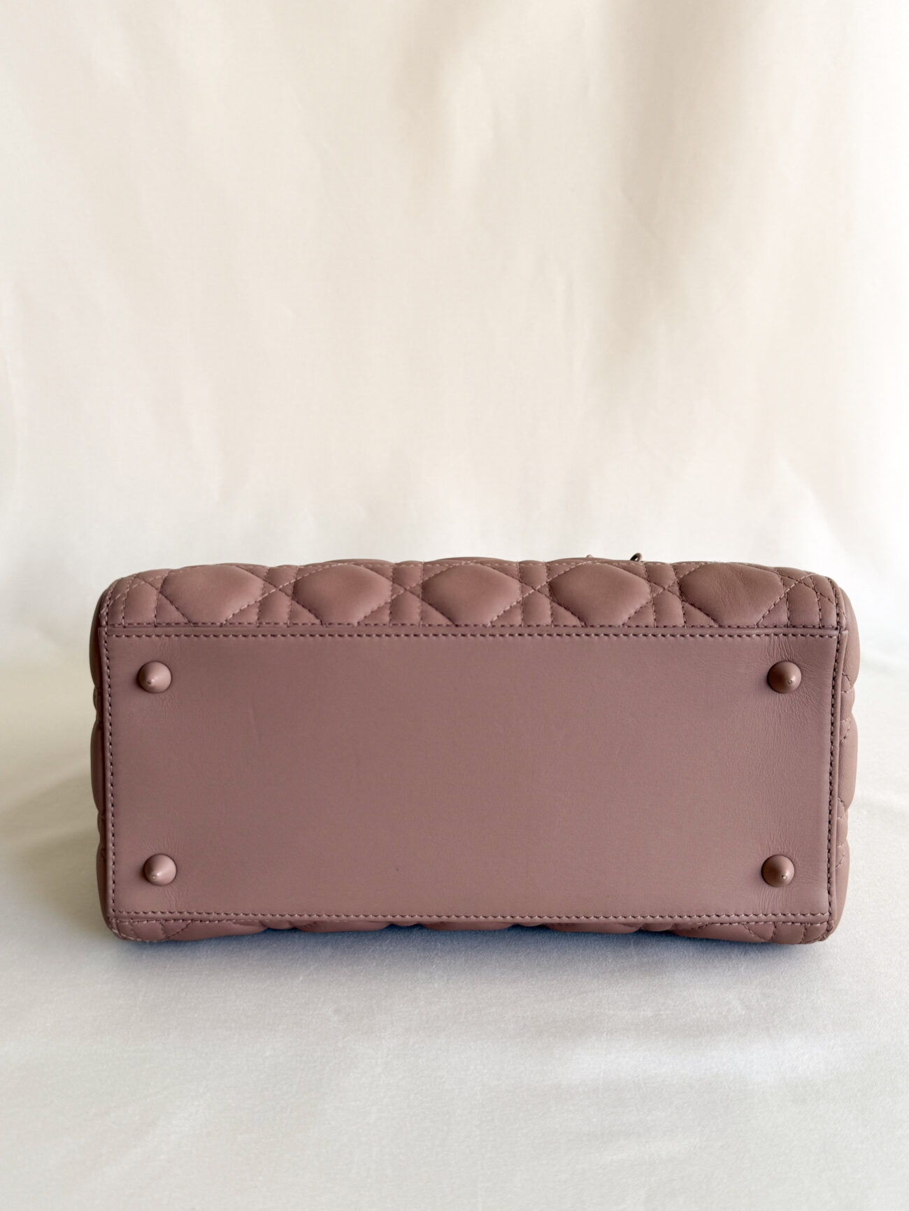 Lady Dior Medium ultra mattè cipria bottom view