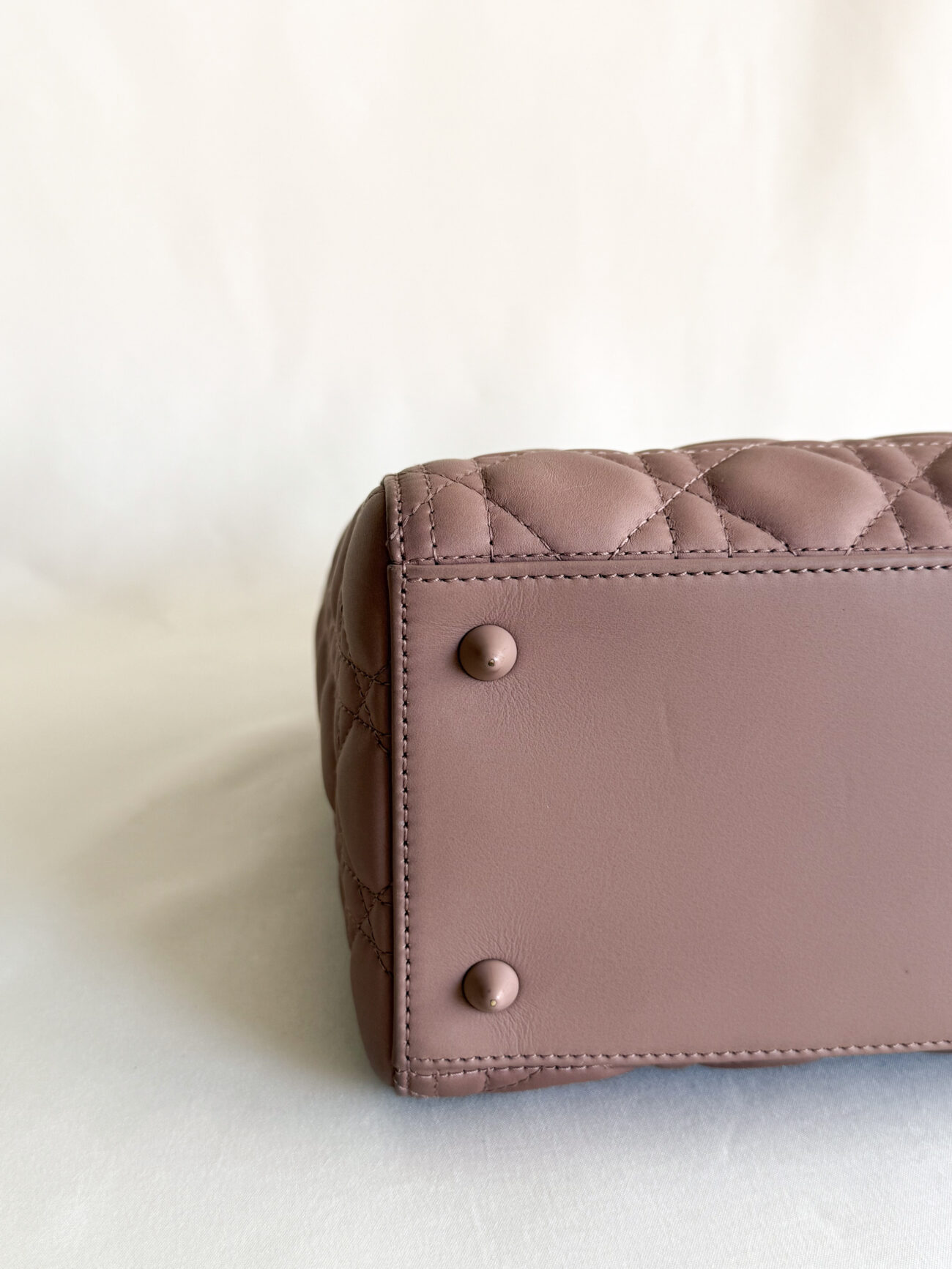 Lady Dior Medium ultra mattè cipria botton corner detail