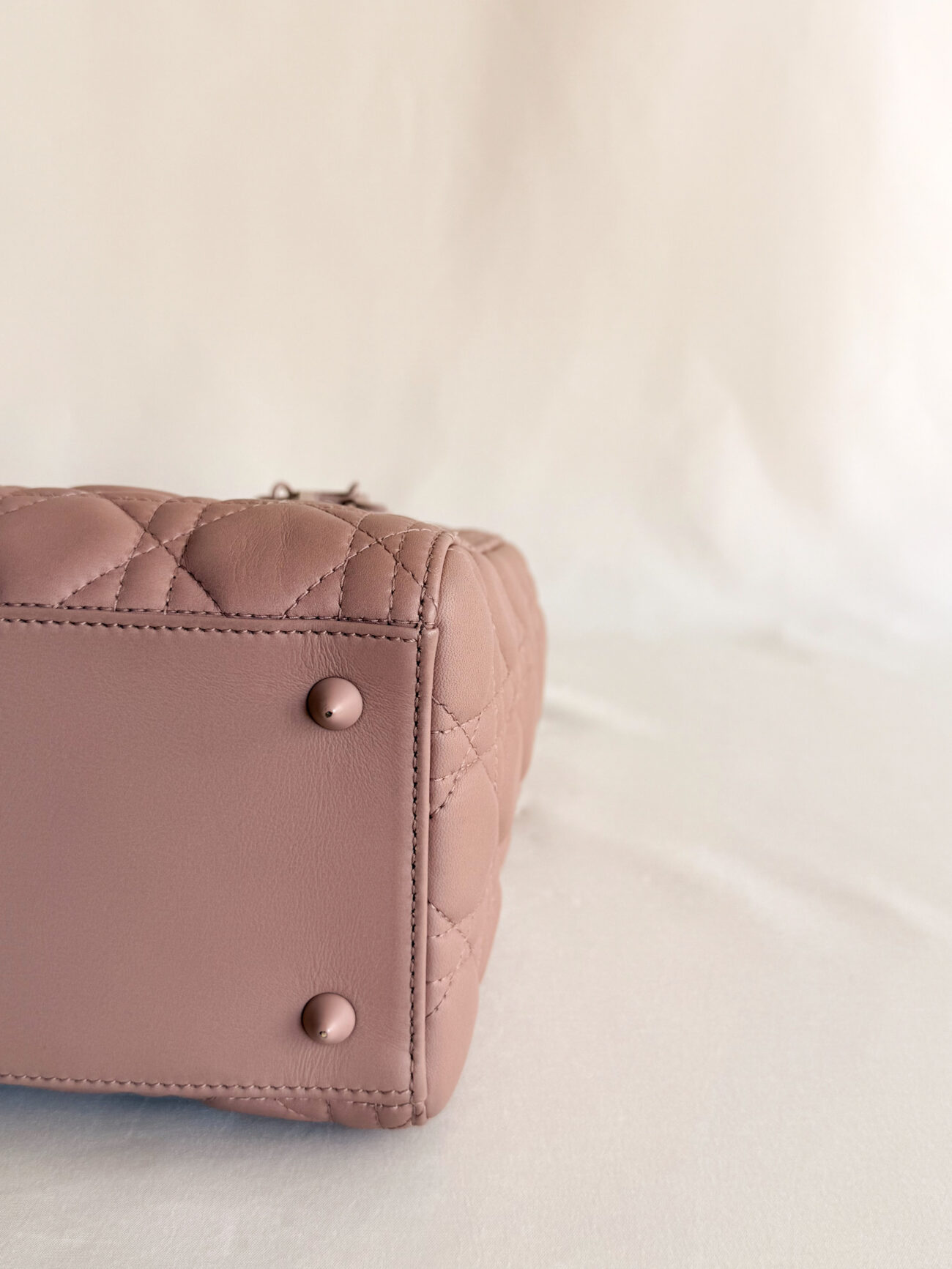 Lady Dior Medium ultra mattè cipria corner side view