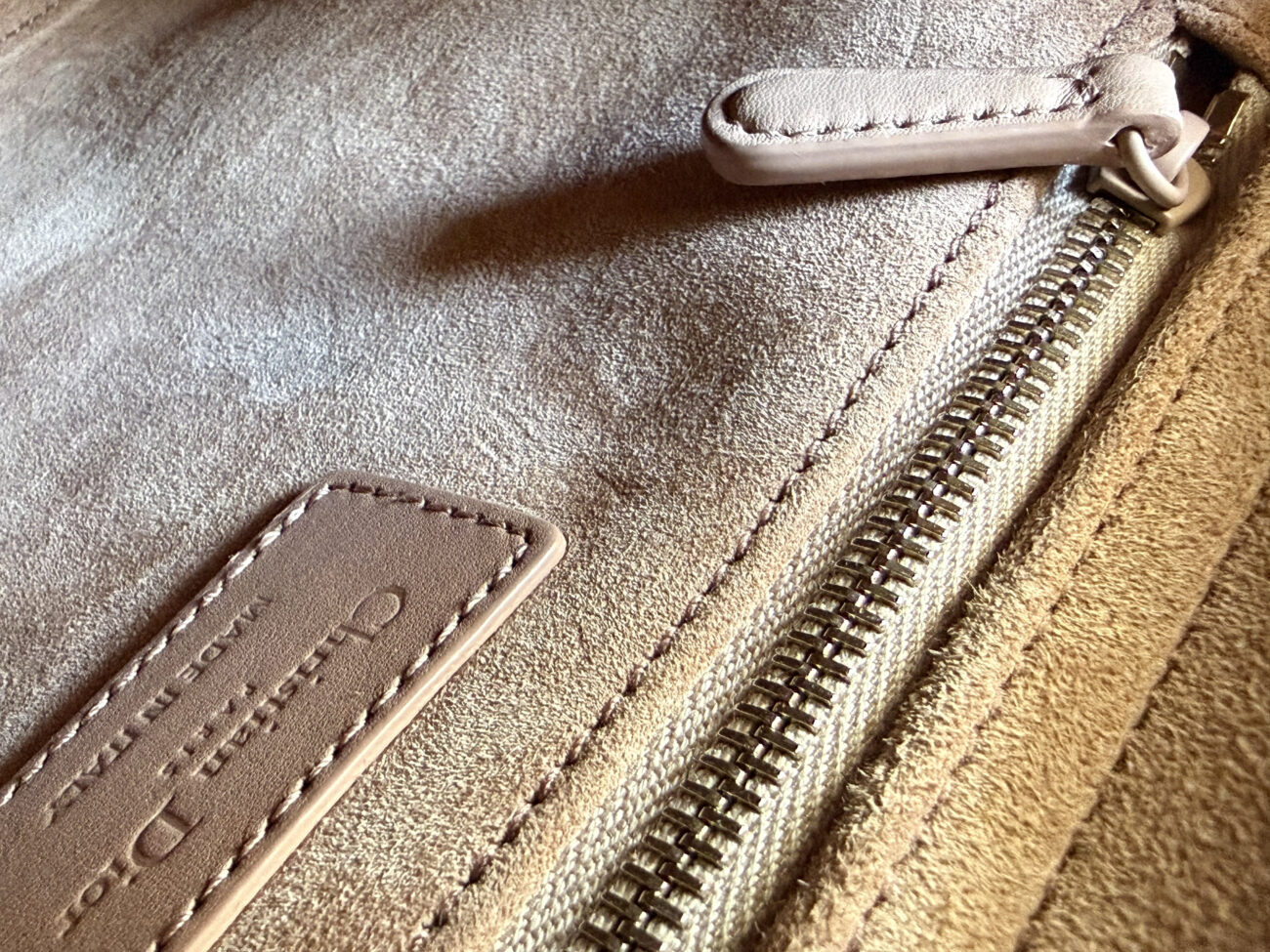 Lady Dior Medium ultra mattè cipria internal linen and stamp view