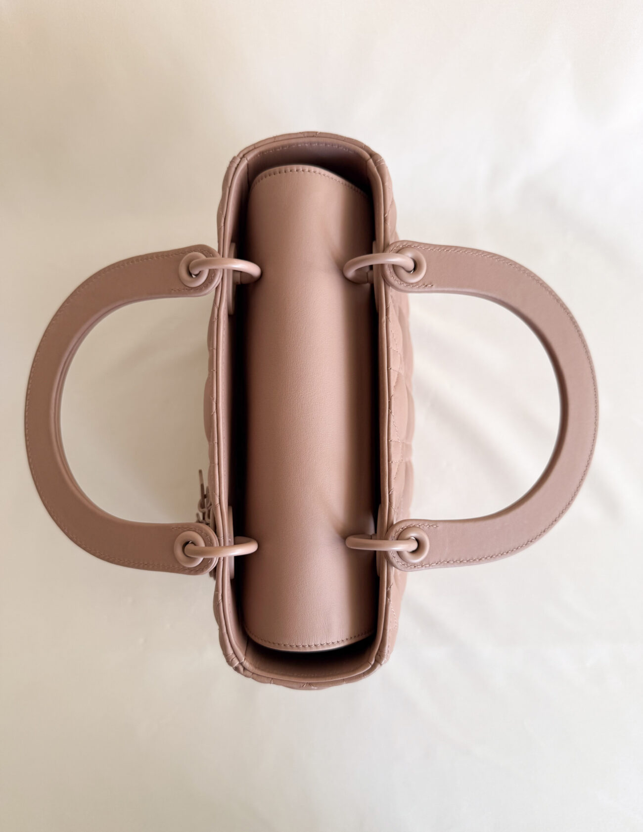 Lady Dior Medium ultra mattè cipria top handls view
