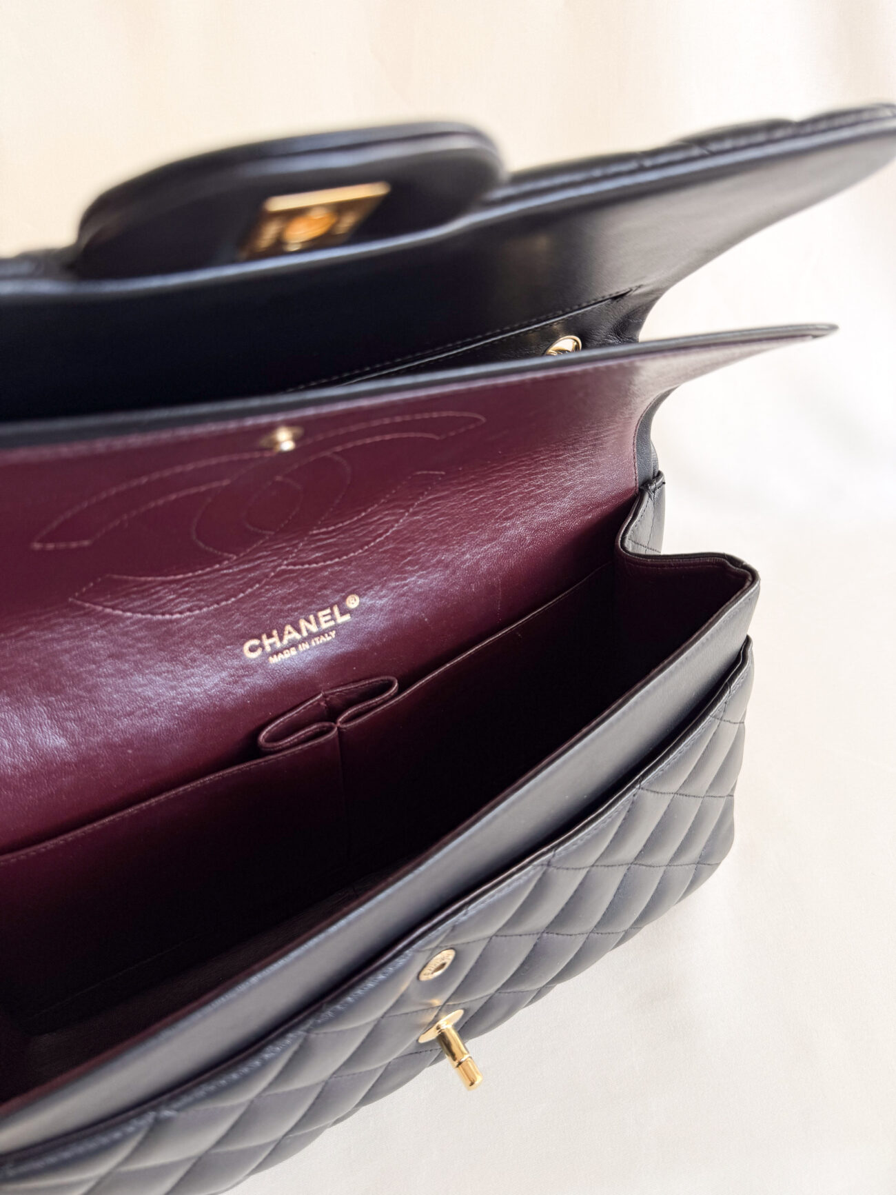 Chanel classic flap jumbo interior interior compartments double flap burgundy lining