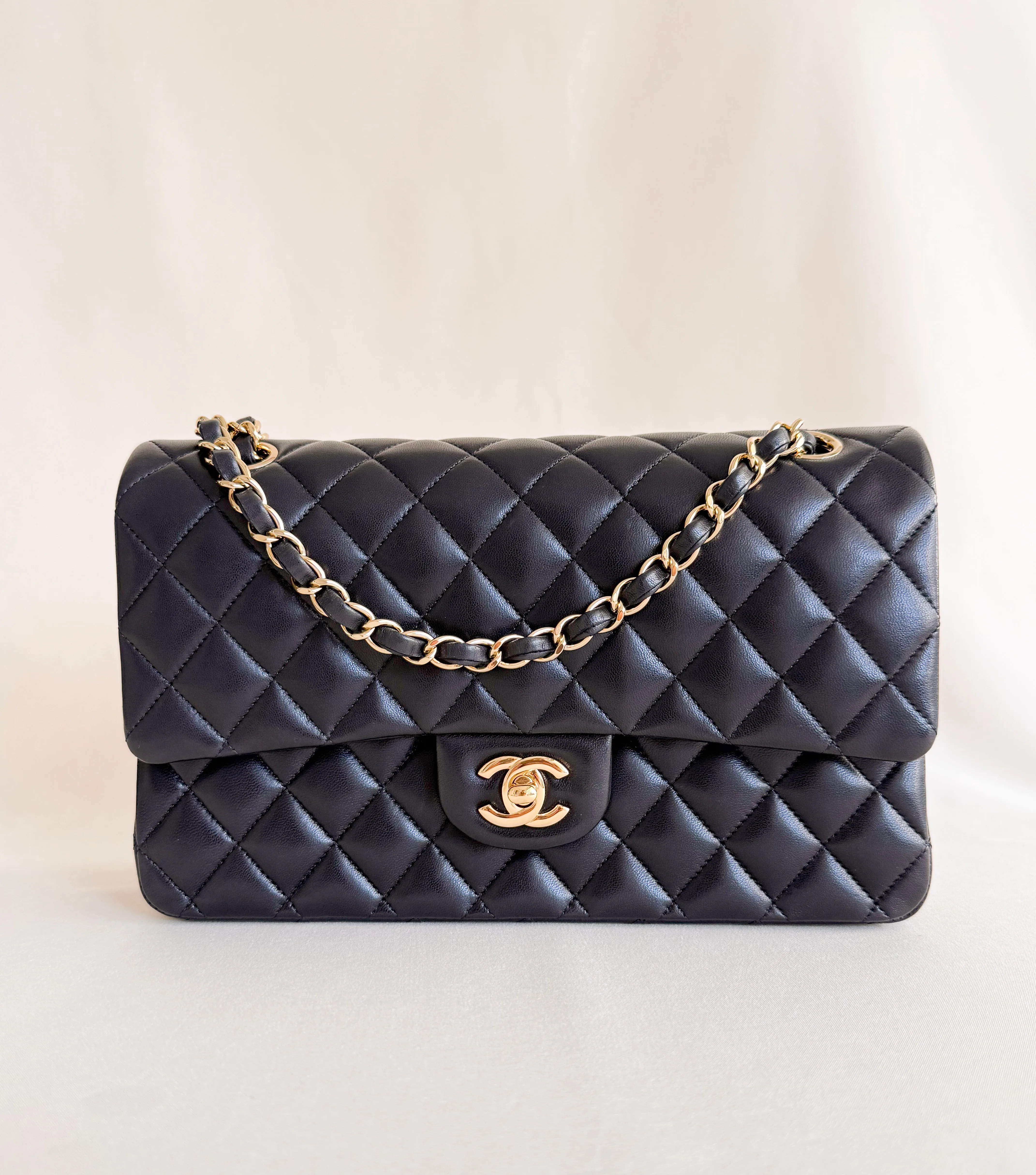 Chanel Classic Flap Medium nera in pelle di agnello con hardware dorato