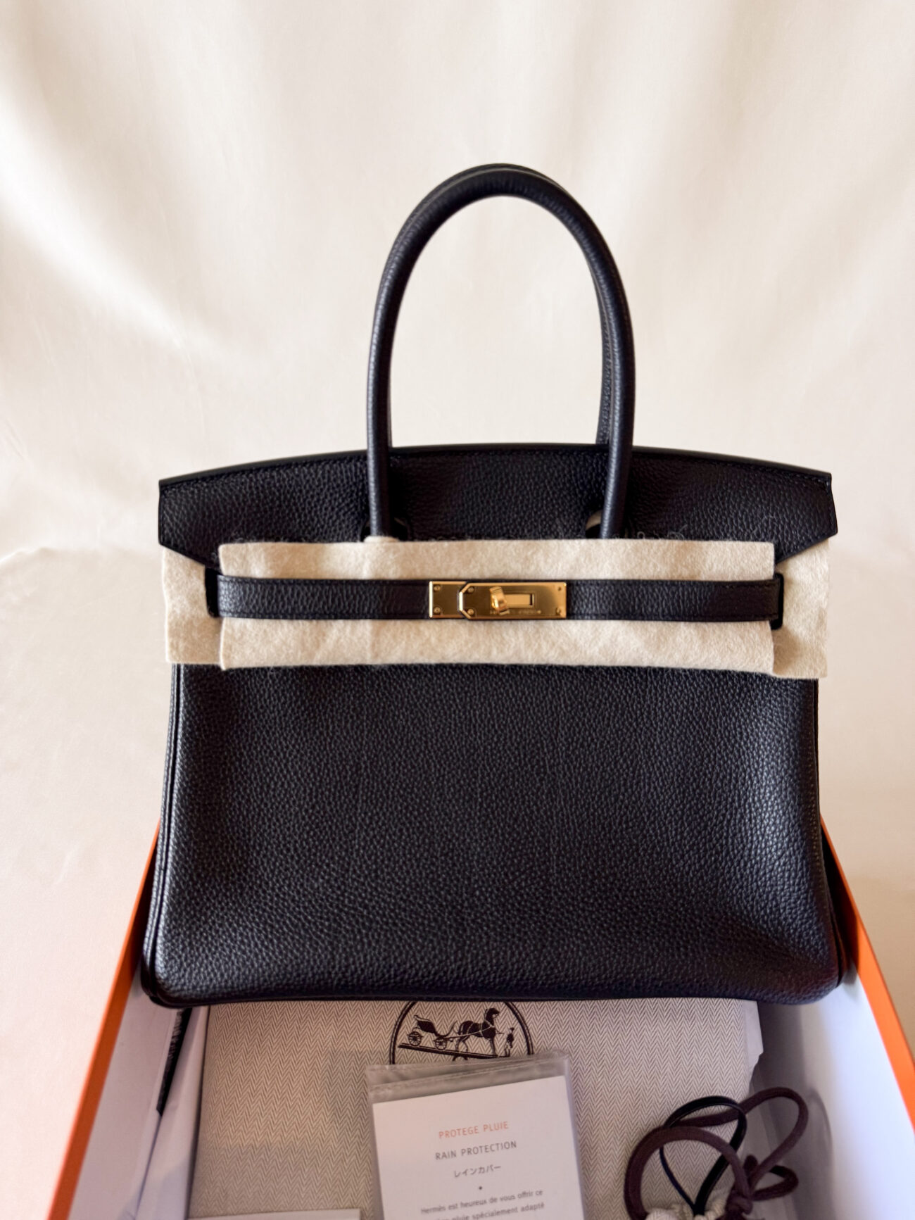 Hermès Birkin 30 Black togo with gold hardware front silhouette detaile