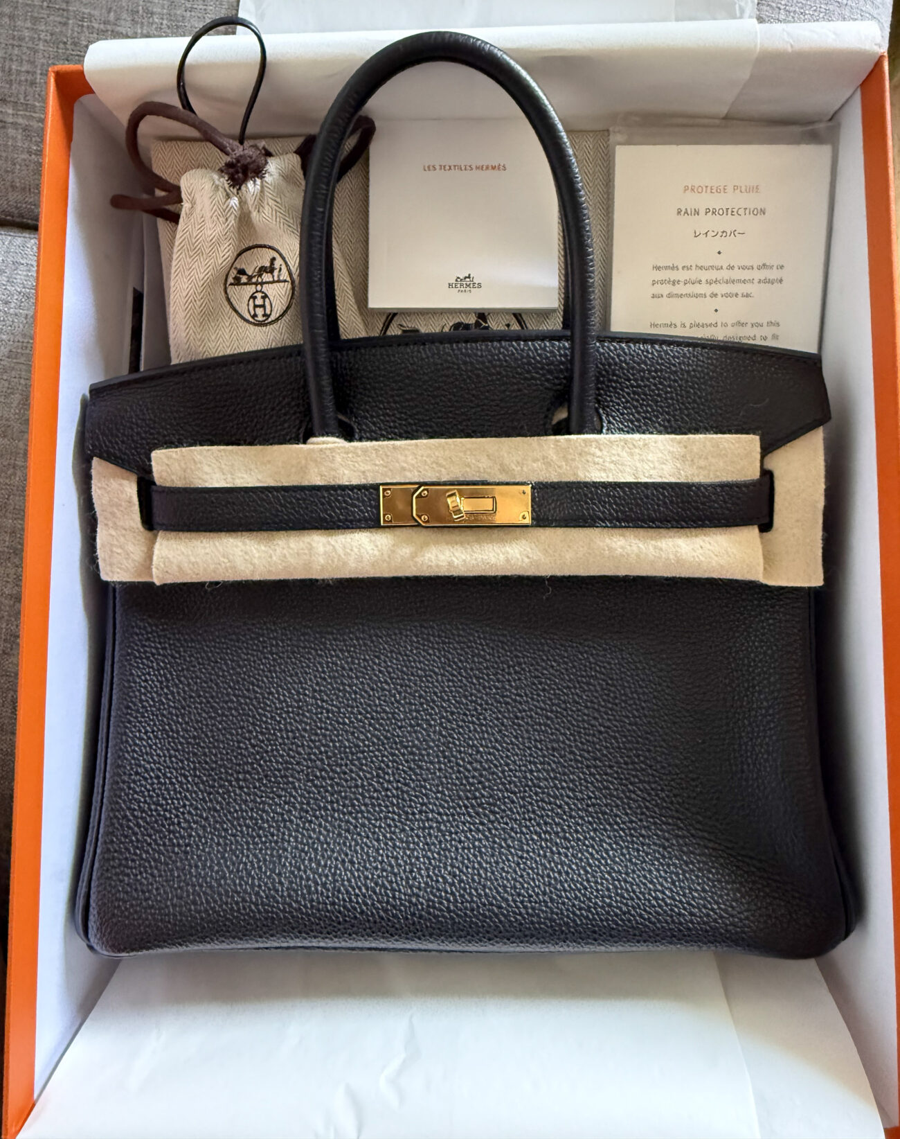 Hermès Birkin 30 in Black togo with gold hardware fpackaging detail
