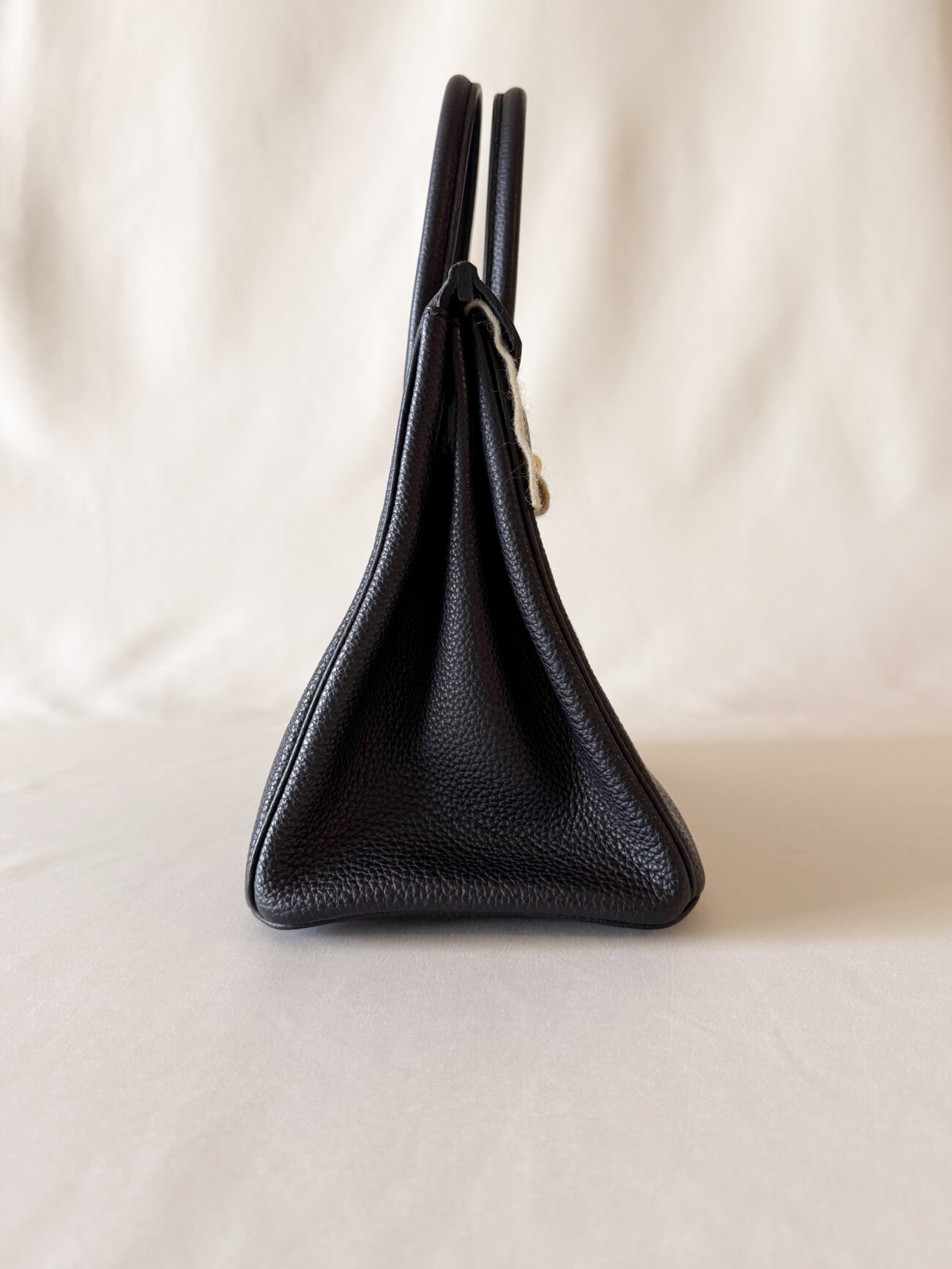 Hermès Birkin 30 Black togo with gold hardware side profile detail