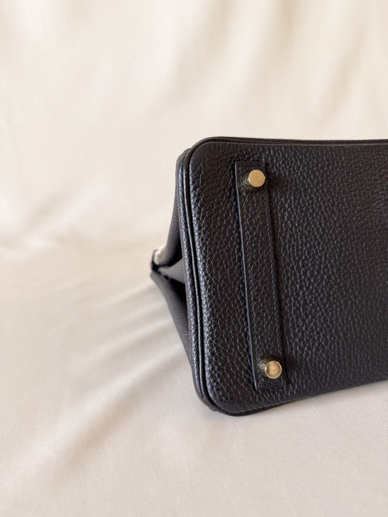 Hermès Birkin 30 Black togo with gold hardware bottom and feet detail