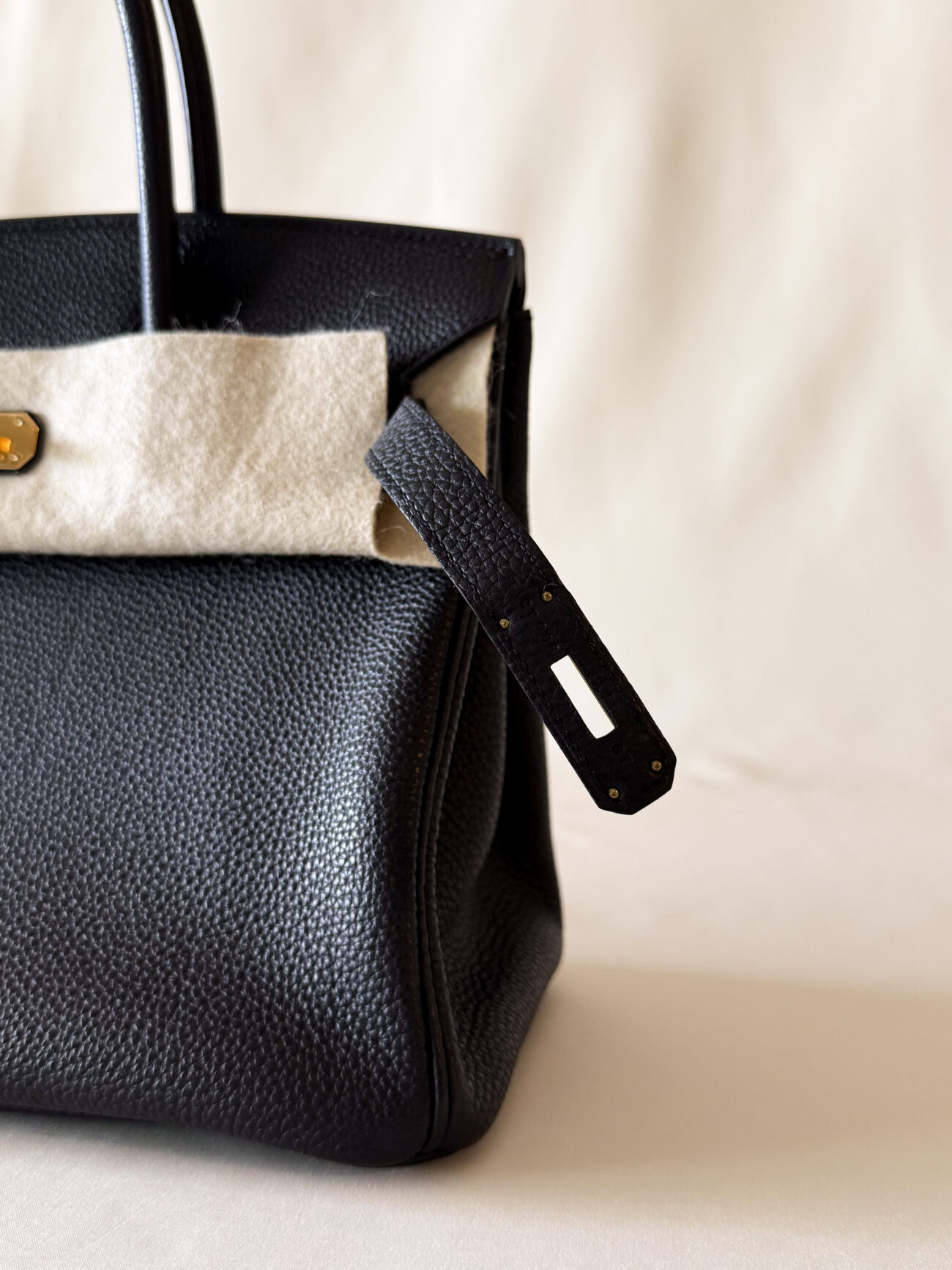Hermès Birkin 30 Black togo with gold hardware structure and back side of plaquette with Stamp detail