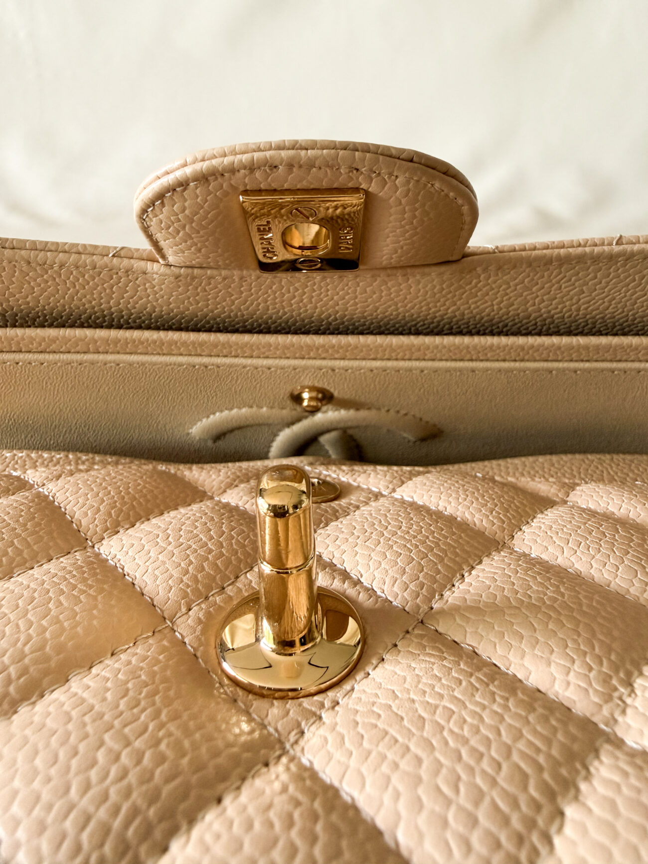 Chanel classic flap small beige caviar CC turnlock clousure detail
