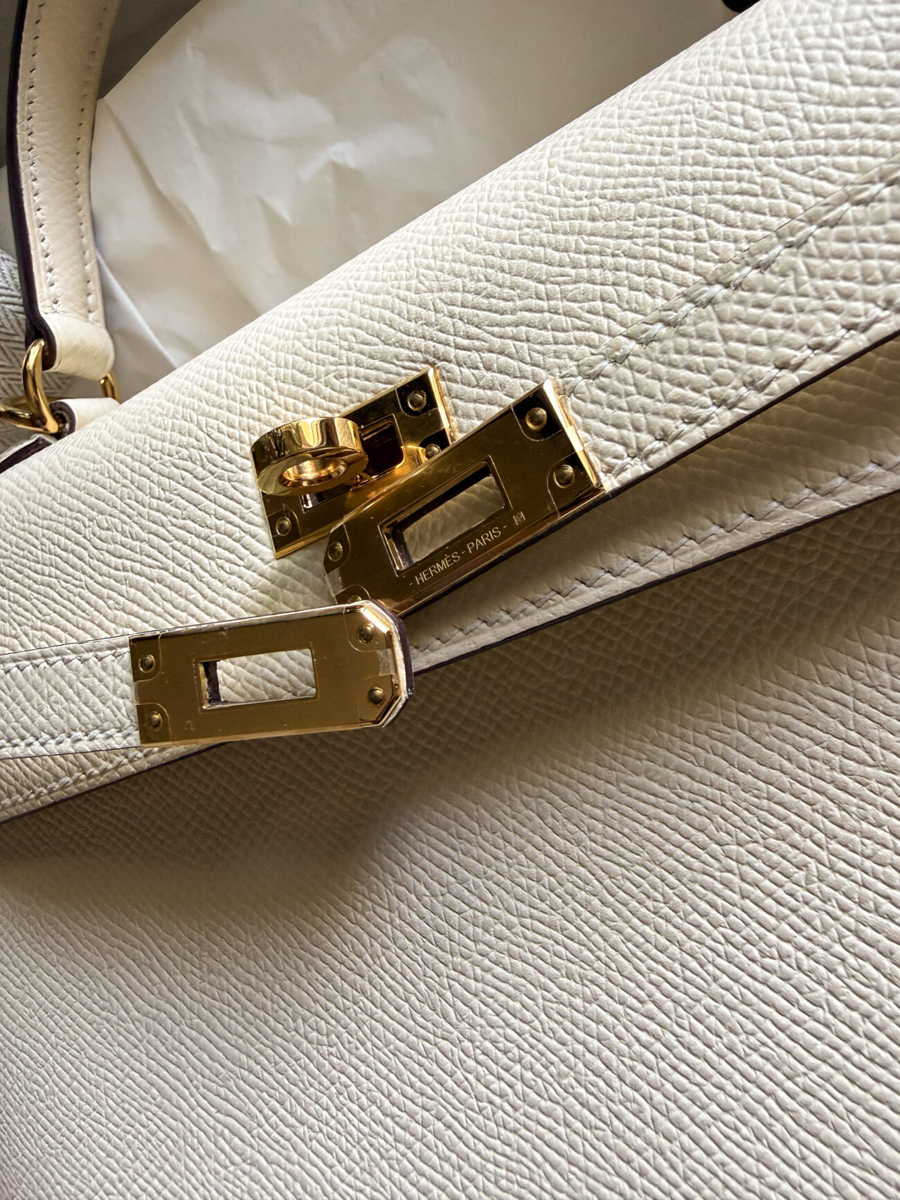 Hermès Kelly 25 epsom sellier nata leather gold hardware details