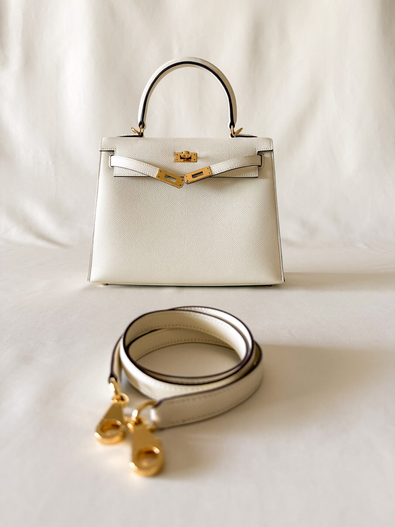 Hermès Kelly 25 Nata epsom sellier silhouette with strap detail