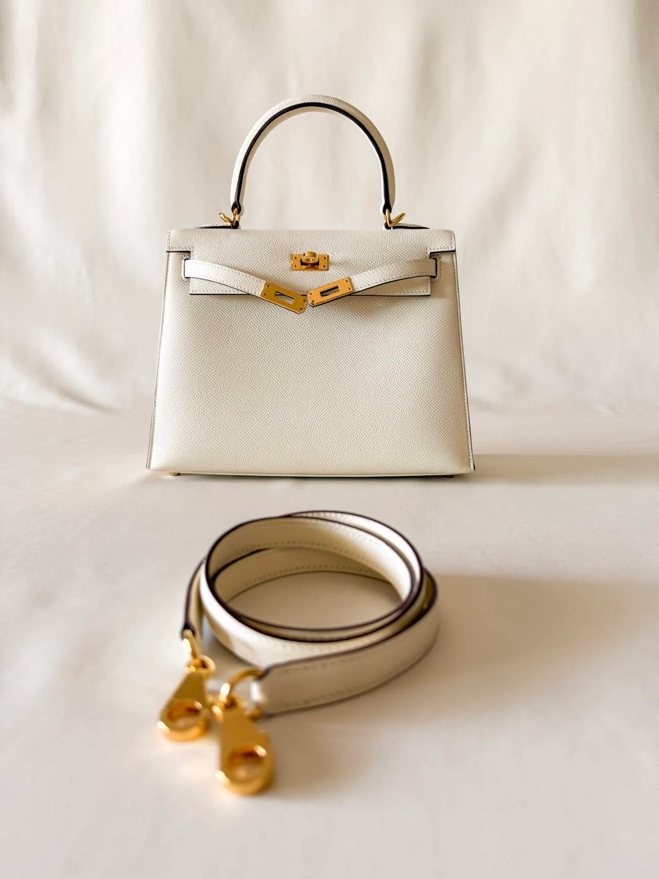 Hermès Kelly 25 Nata epsom sellier silhouette with strap detail