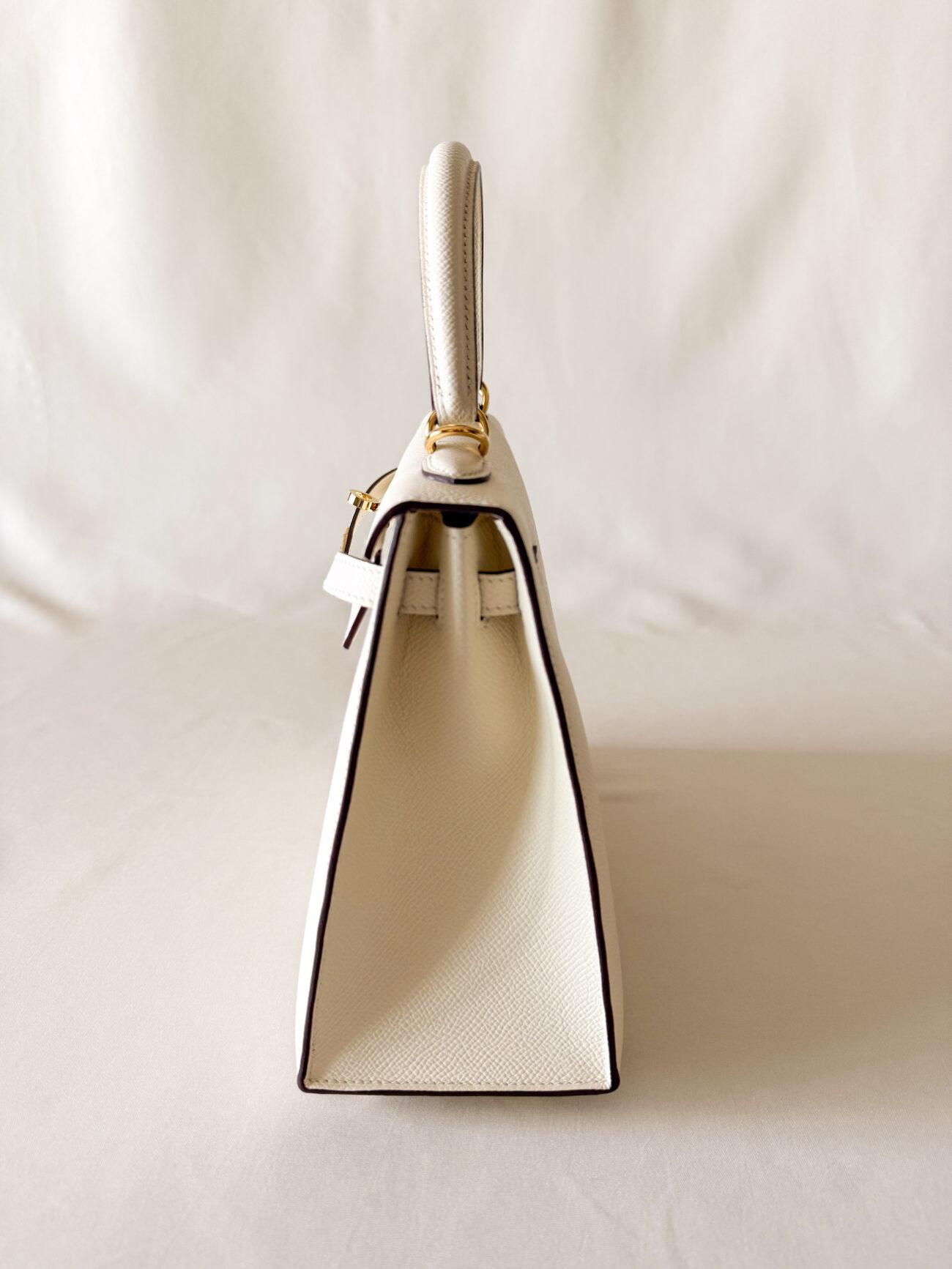 Hermès Kelly 25 epsom sellier nata leather with gold hardware side profile view