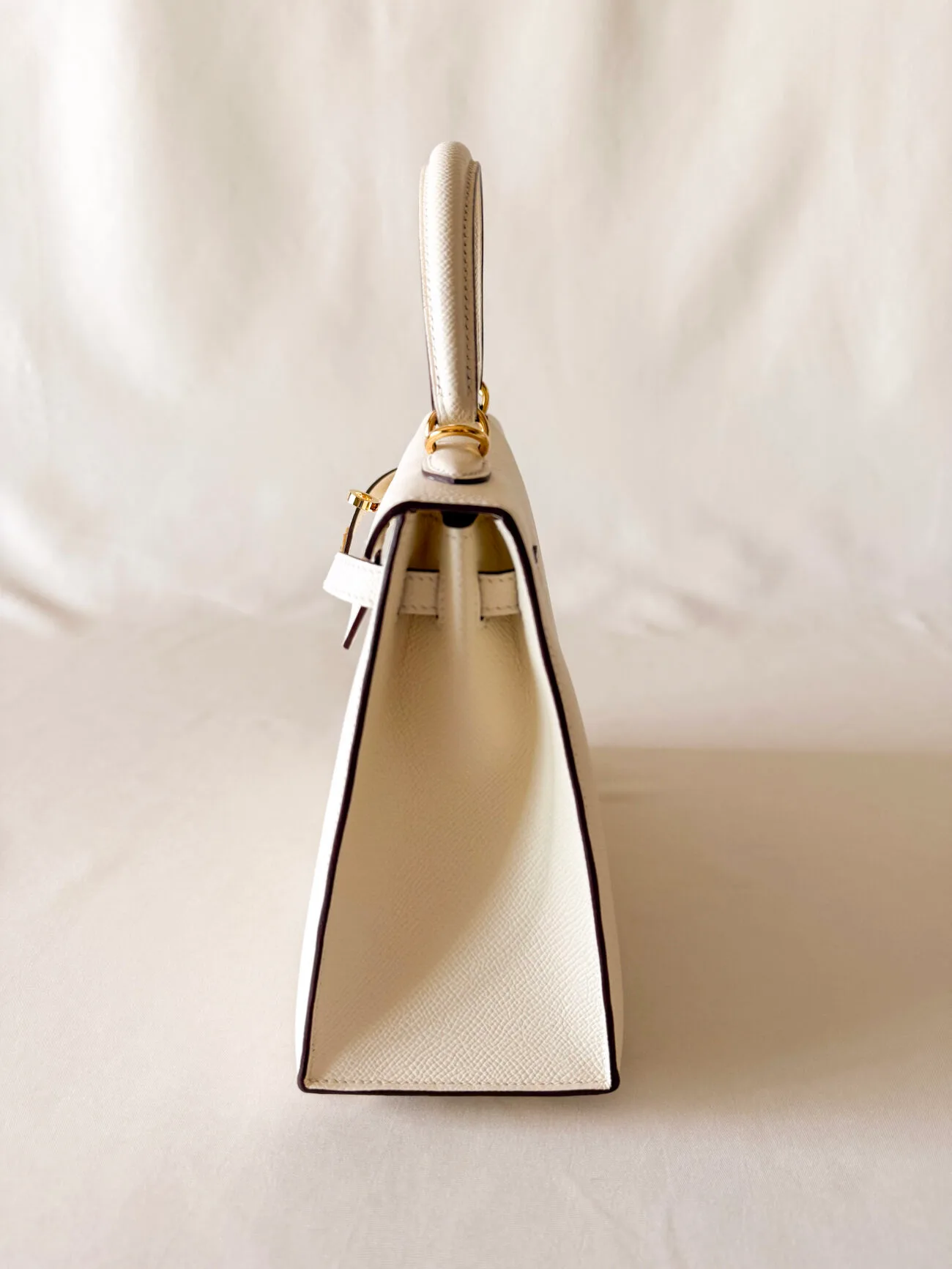 Hermès Kelly 25 epsom sellier nata leather with gold hardware side profile view