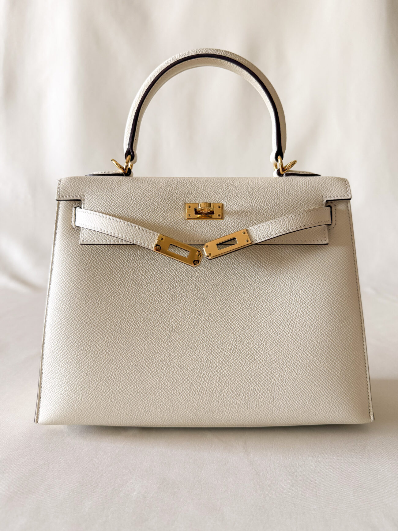 Hermès Kelly 25 Nata epsom sellier leather with gold hardware structure detail