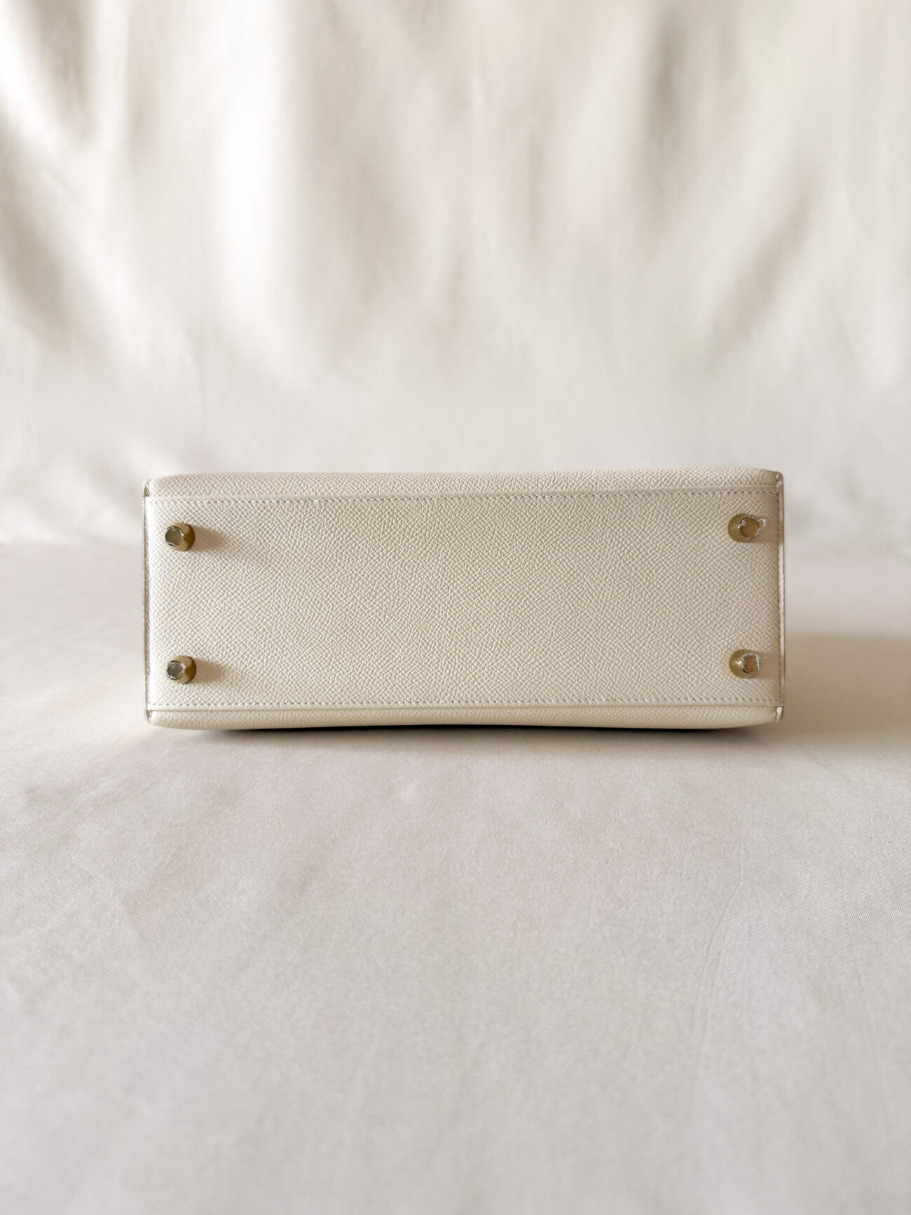 Hermès Kelly 25 epsom sellier nata leather with gold hardware bottom view