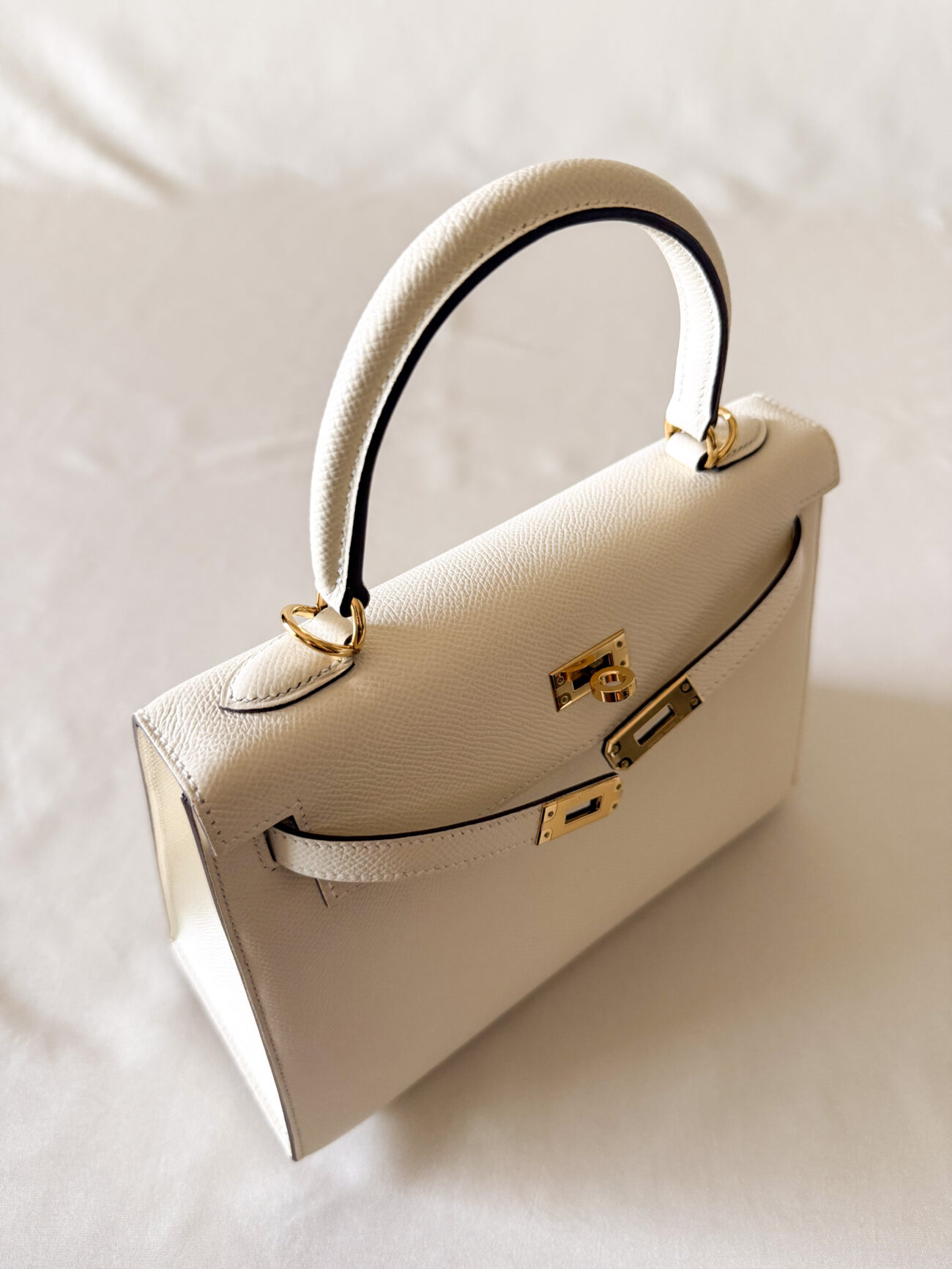 Hermès Kelly 25 epsom sellier nata leather with gold hardware top handle view