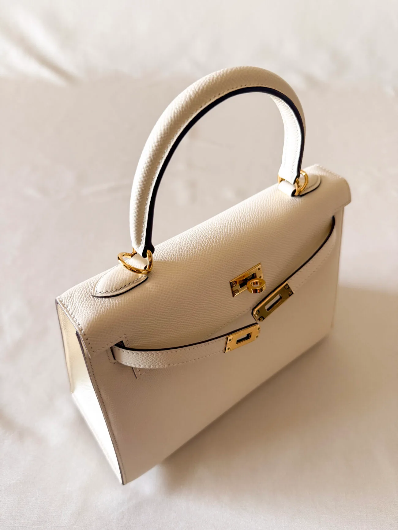 Hermès Kelly 25 epsom sellier nata leather with gold hardware top handle view