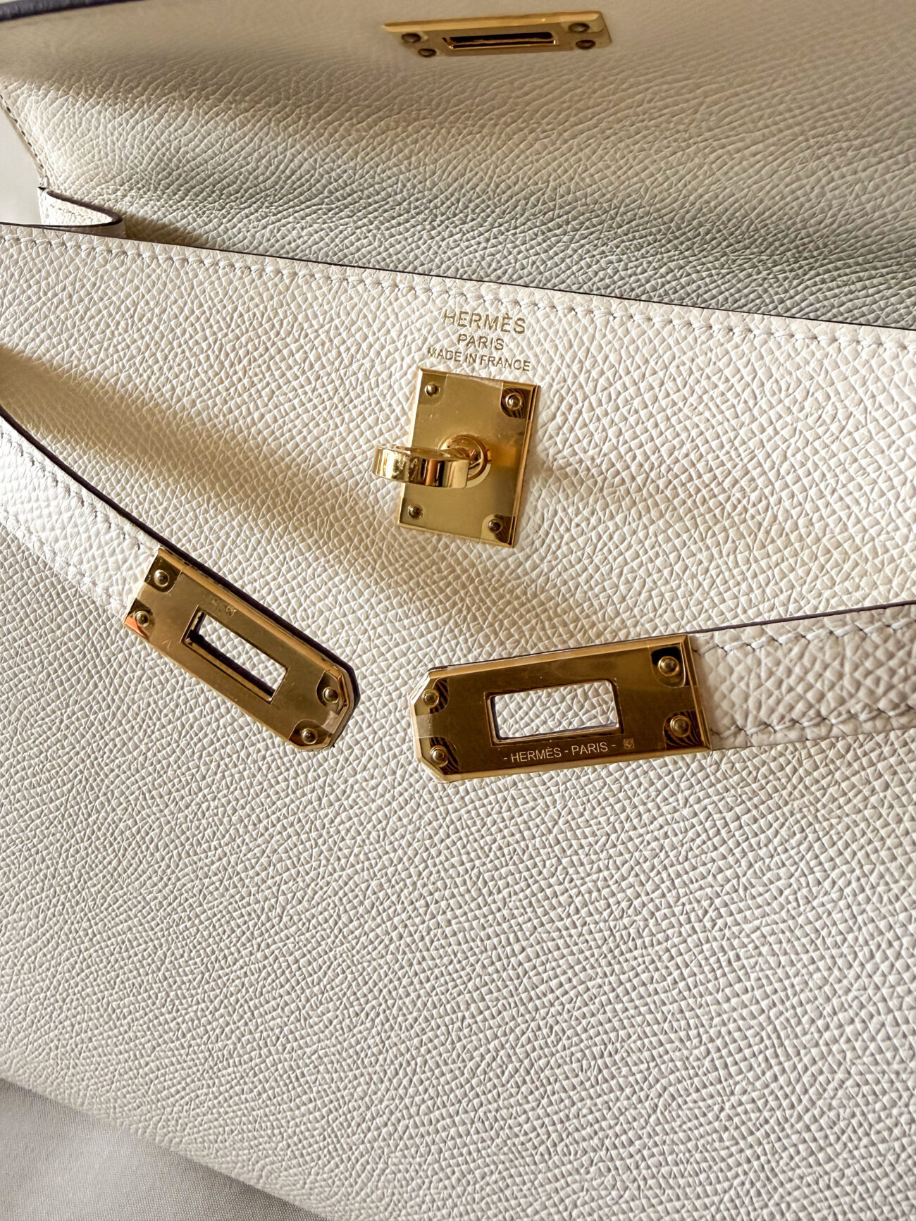Hermès Kelly 25 epsom sellier nata leather with gold hardware stamp detail